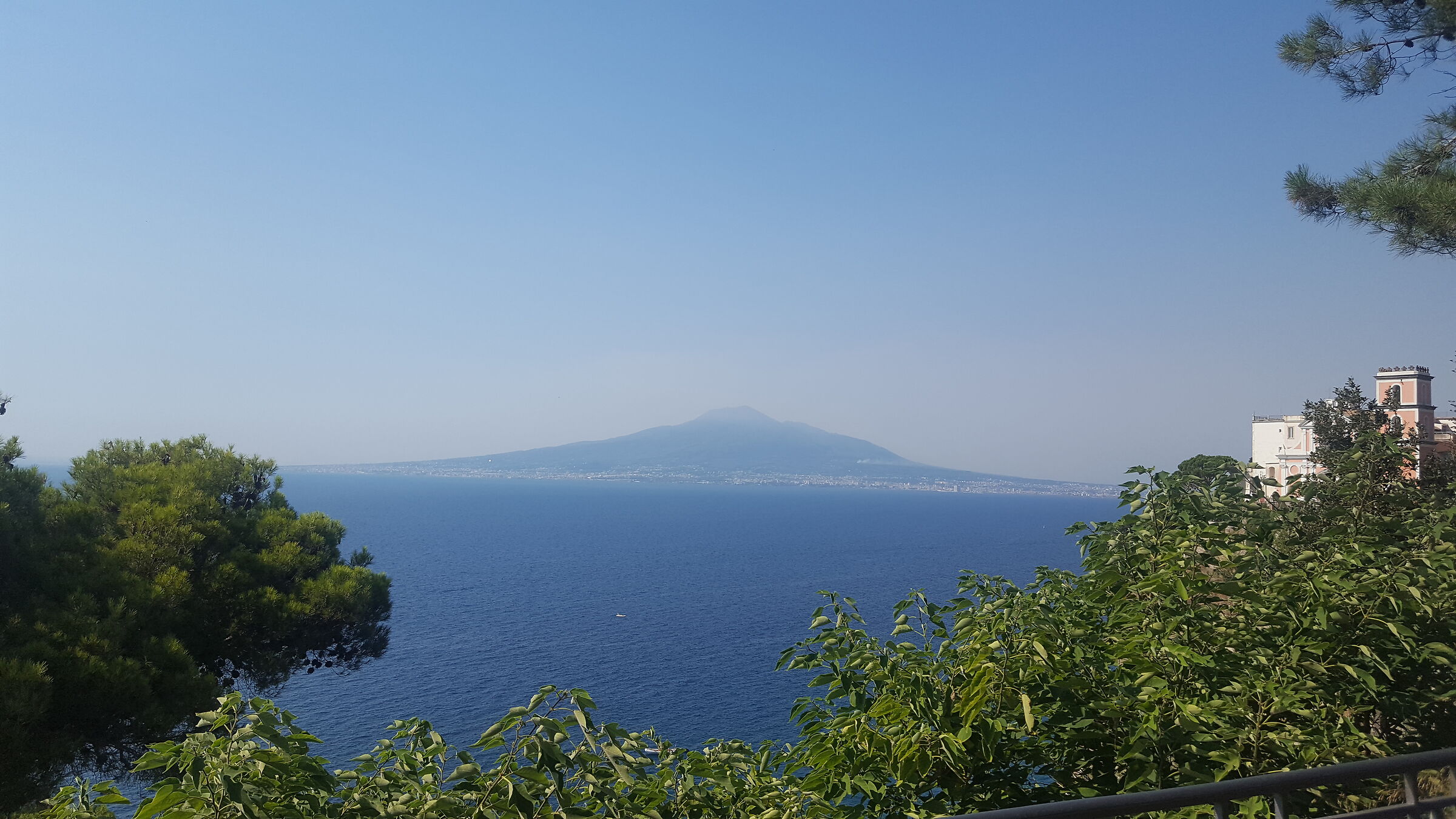 Il vesuvio da lontano