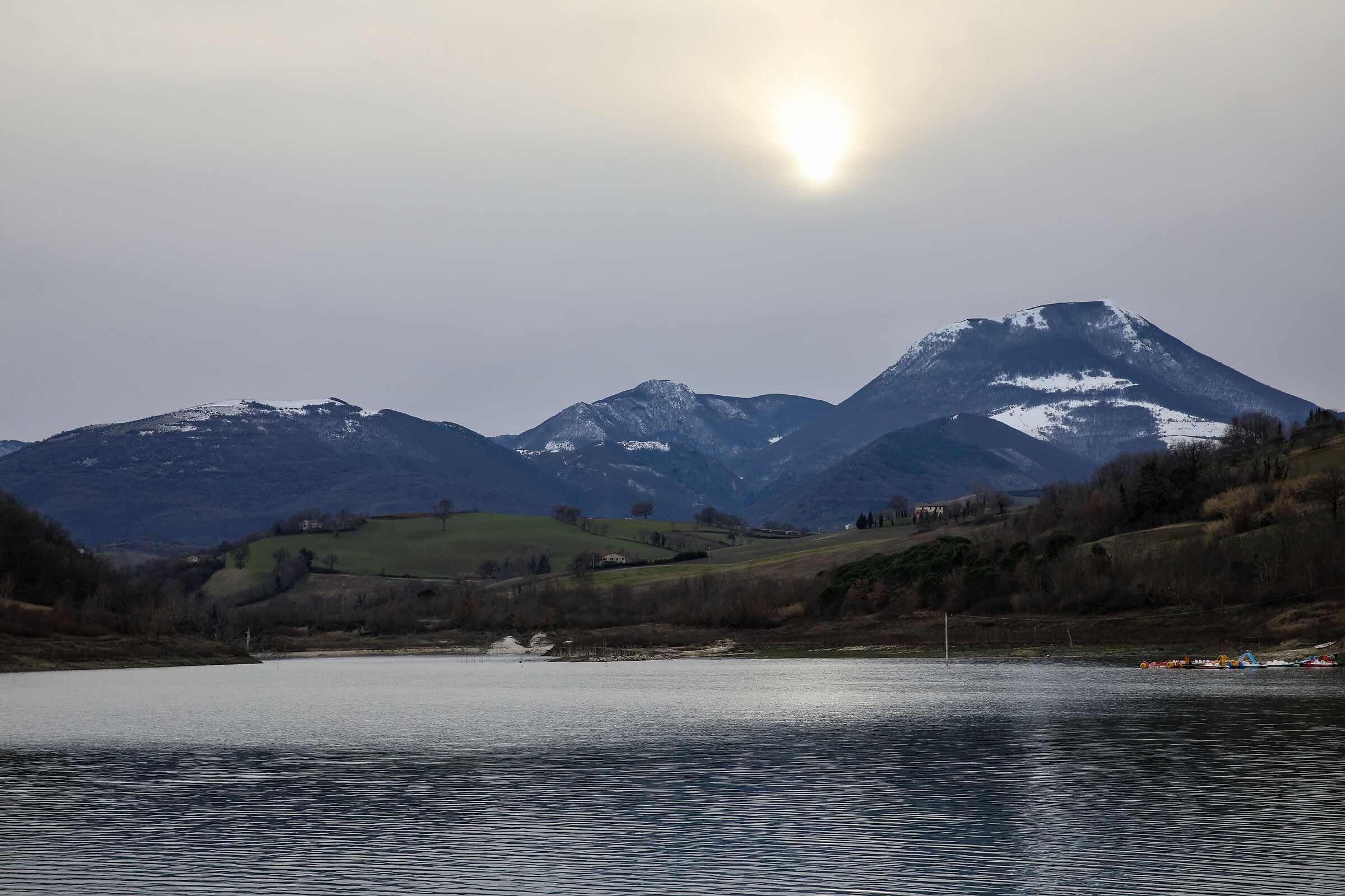 The mountain that looks at the lake