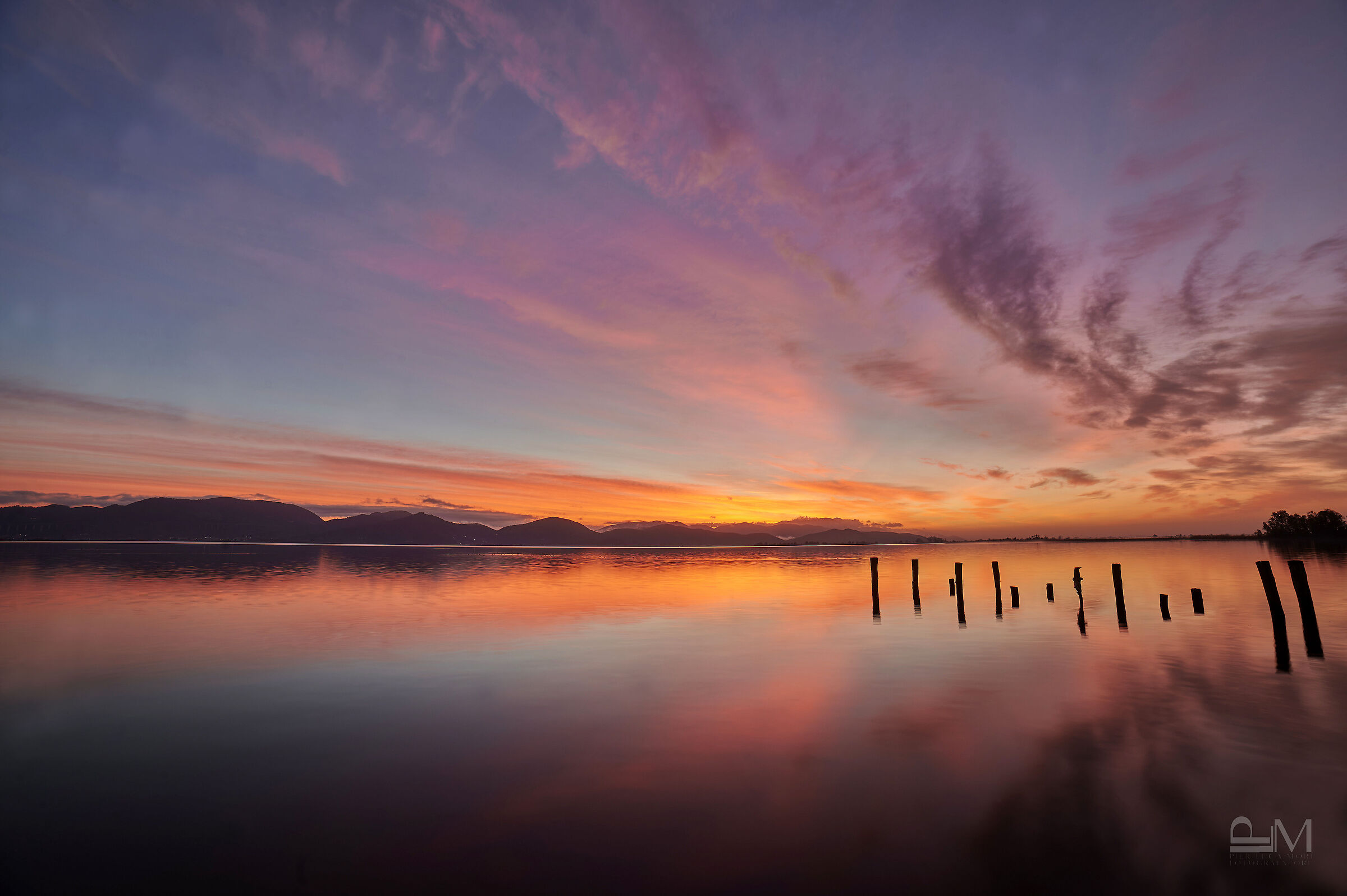 Alba sul lago