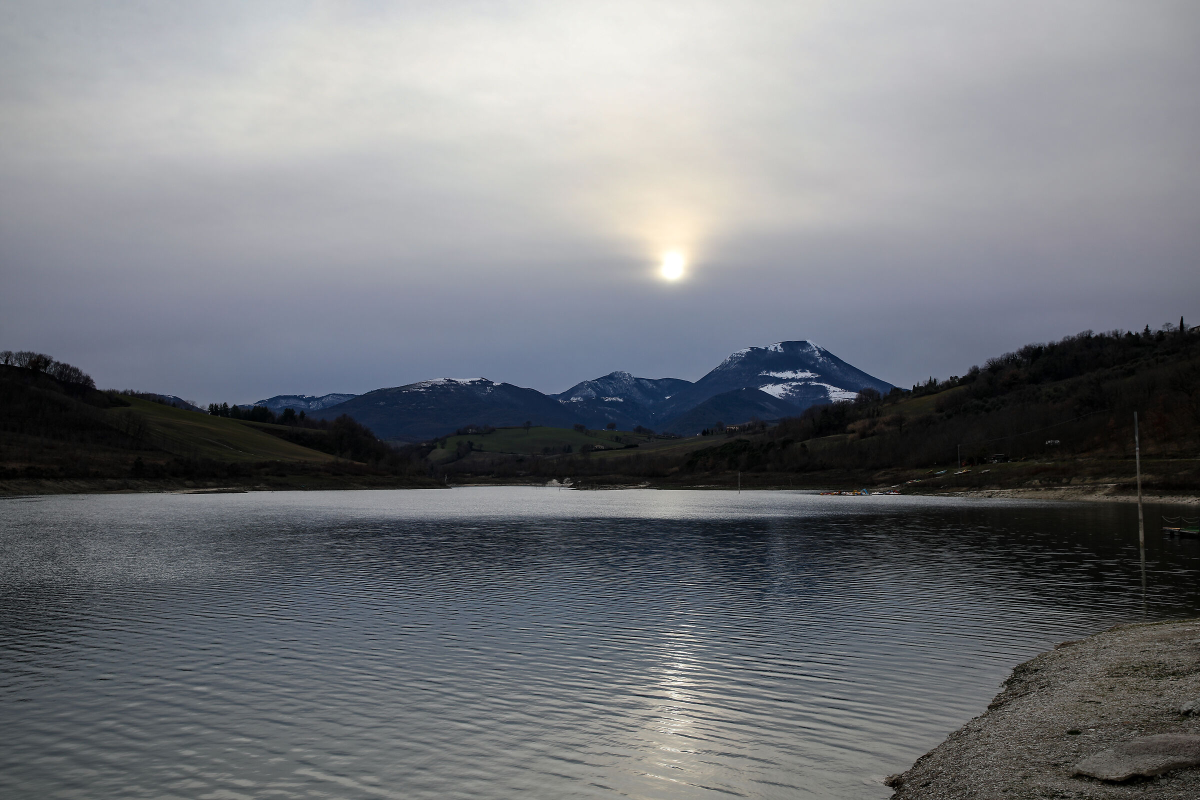 Sun and haze in the lake