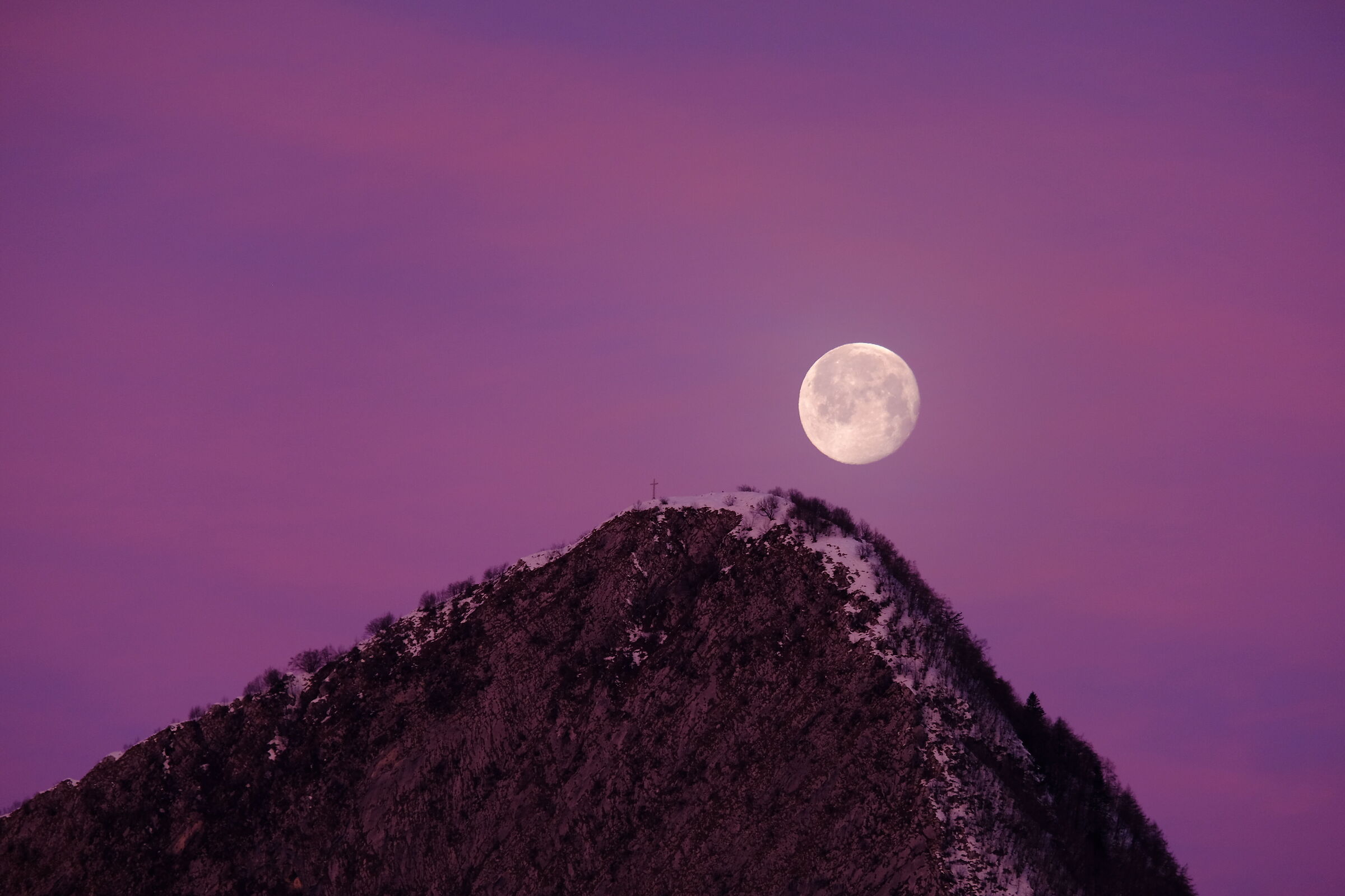 THE MOON WITH THE COLORS OF DAWN