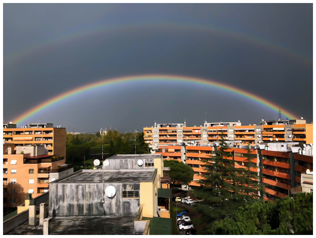 Doppio arcobaleno sui tetti di Roma