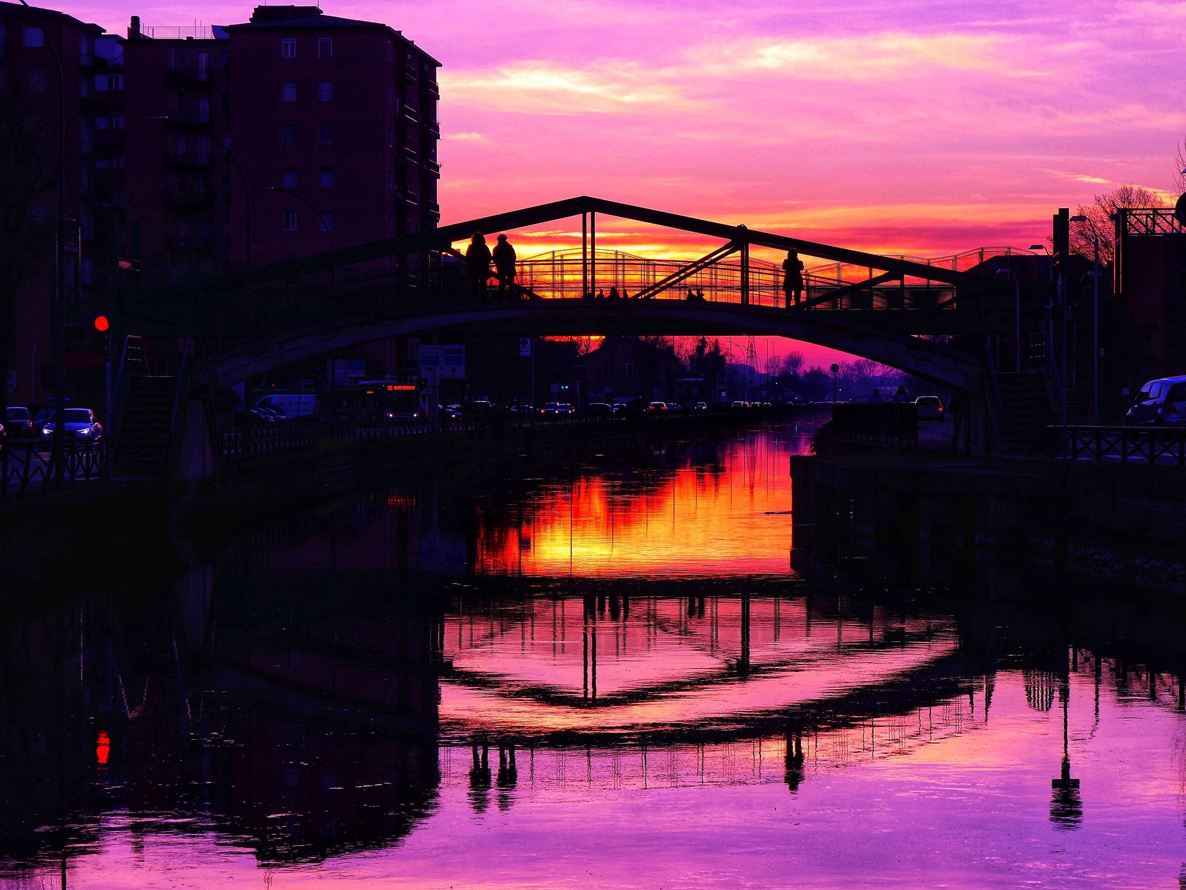 Tutti sul ponte a fotografare il tramonto