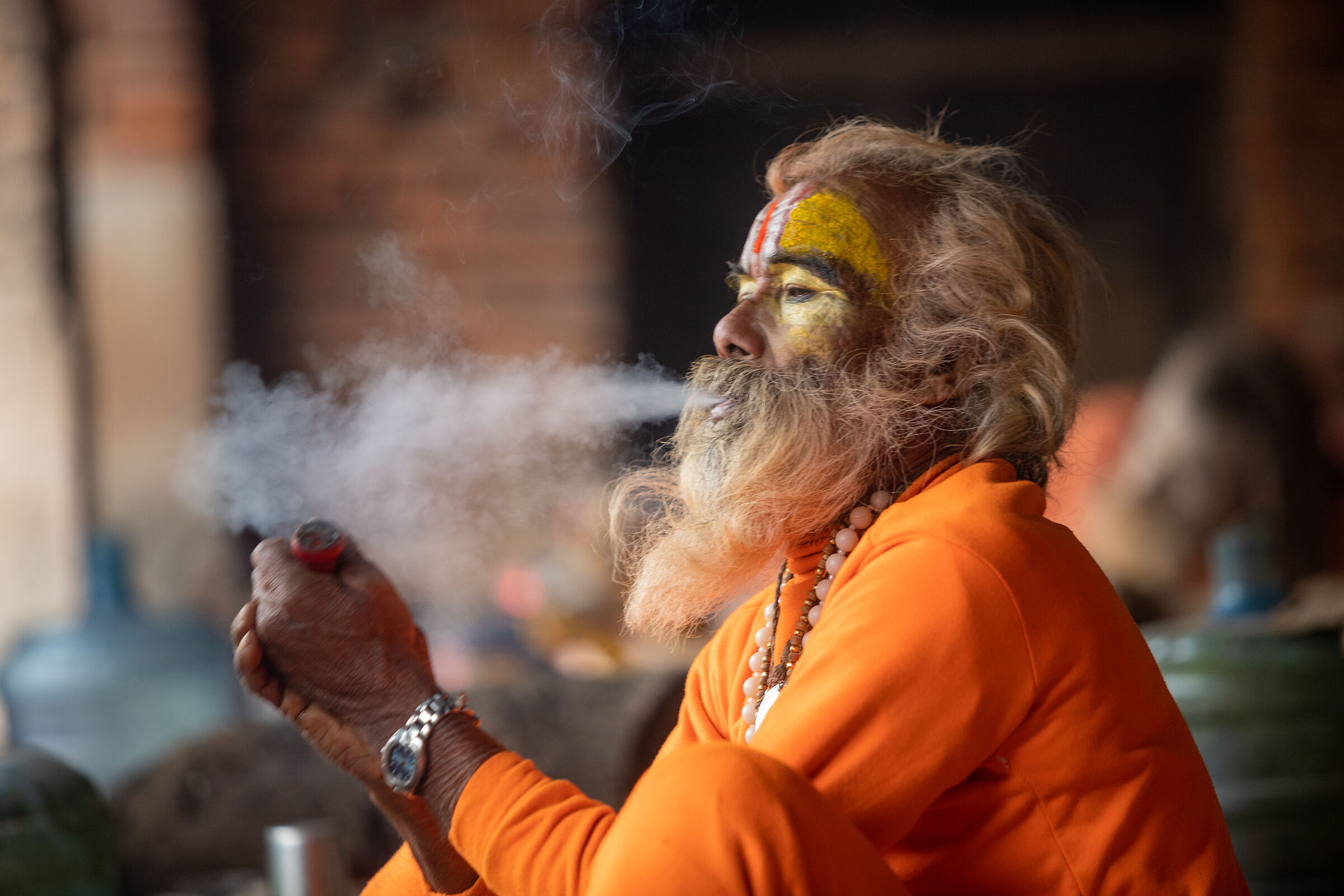 Un babaji che si gode la marijuana