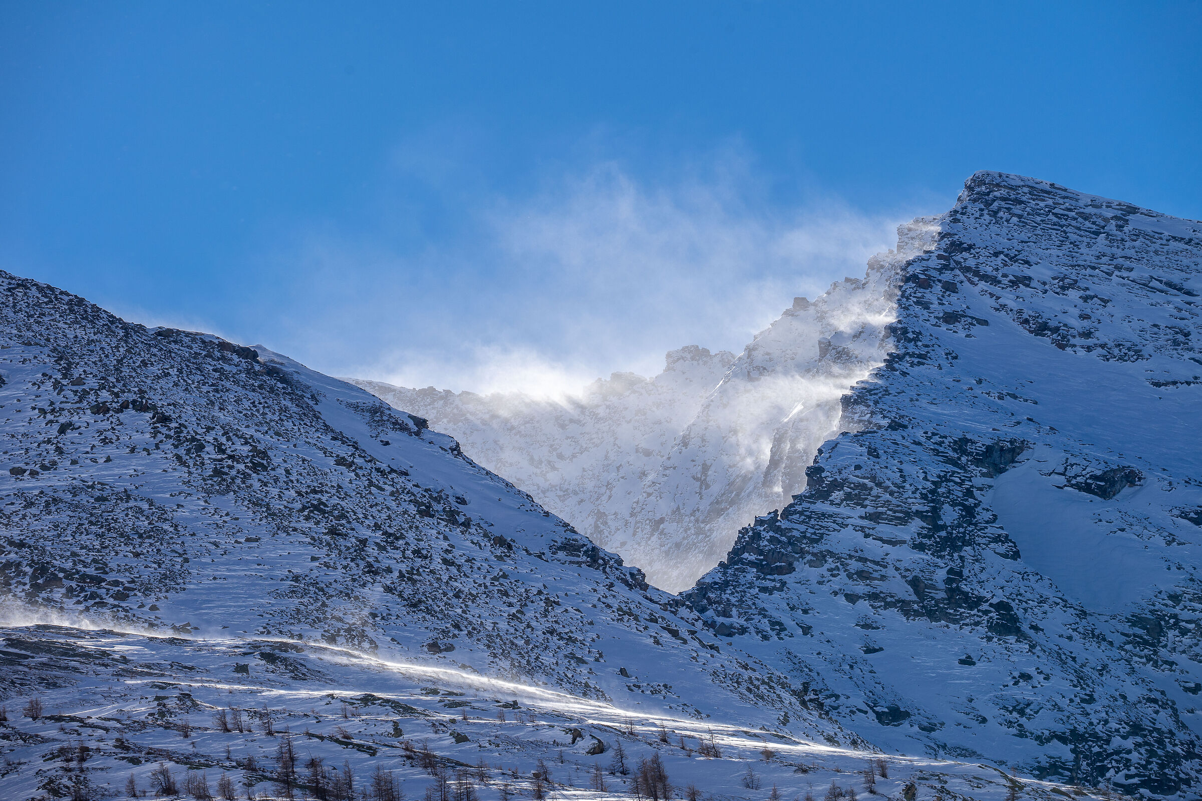 Blizzard between the ridges
