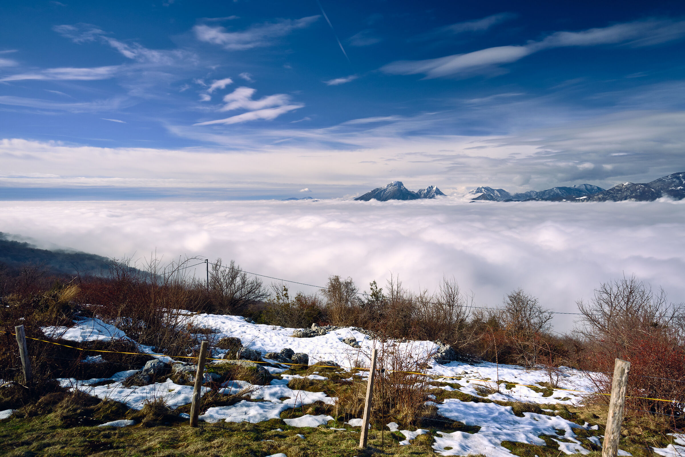 La nebbia divora la valle