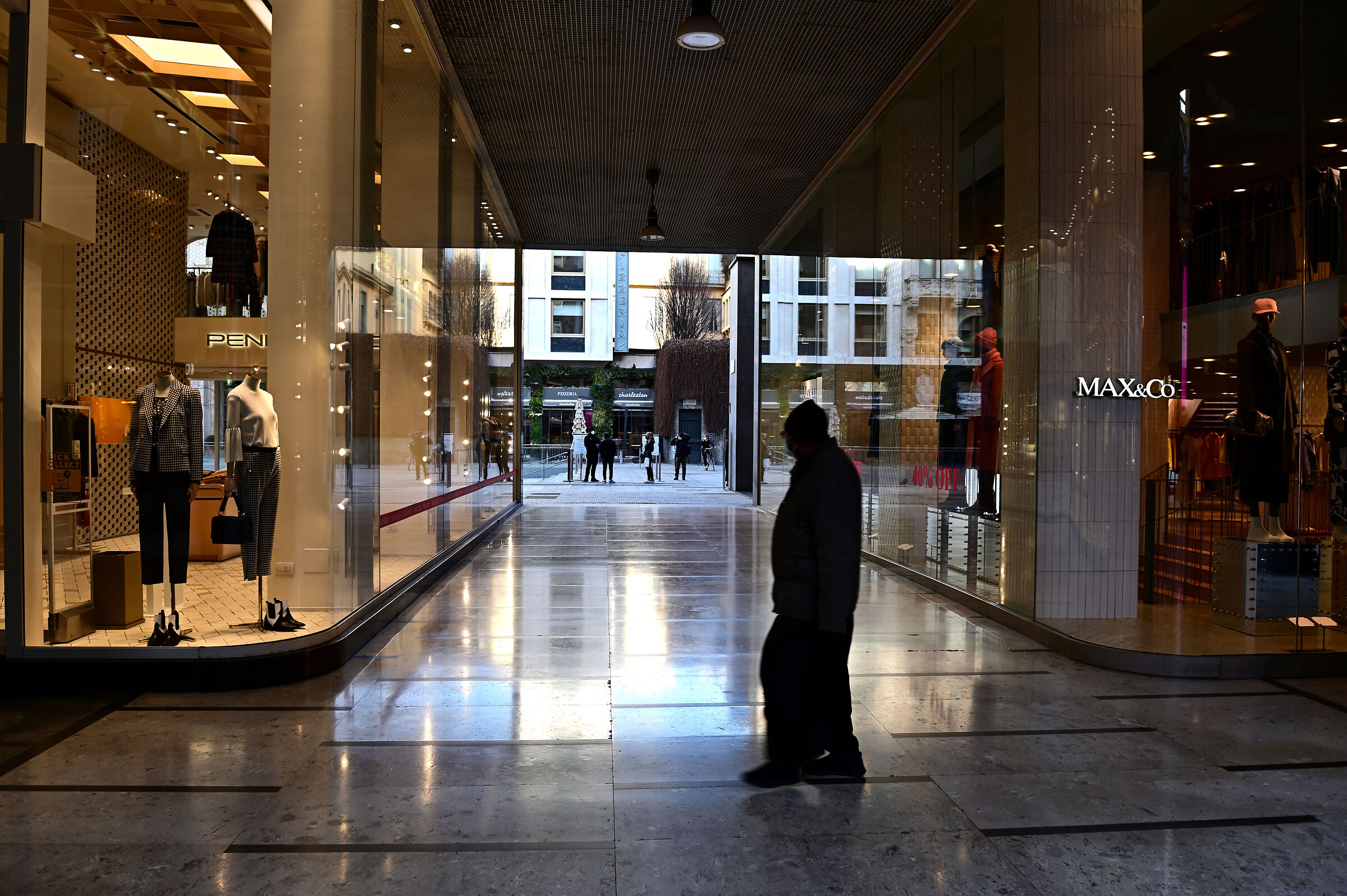 Un'ombra si aggira nella galleria...