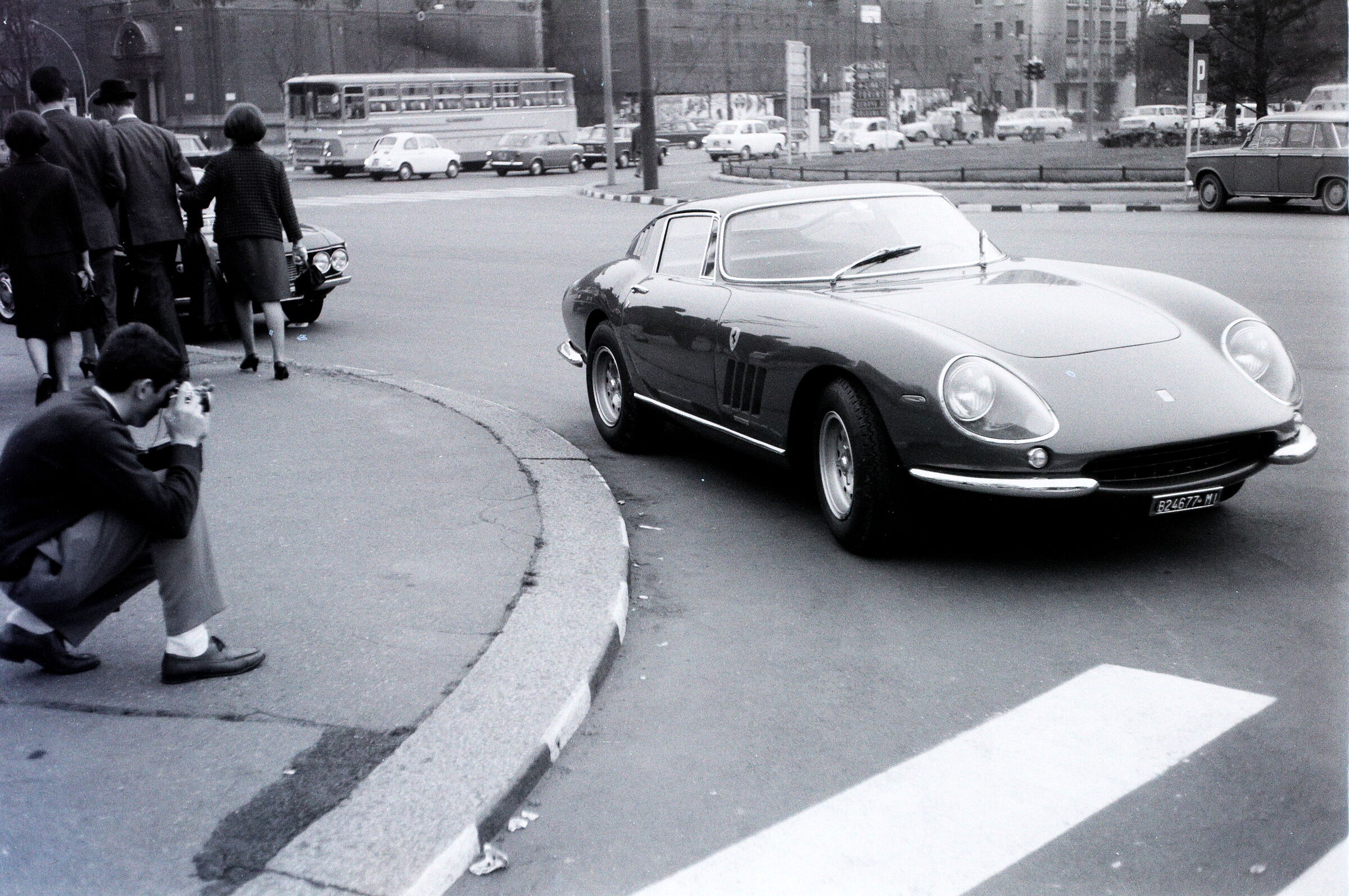 Fotoamatore fotografa Ferrari  275 gtb-  Milano 1966