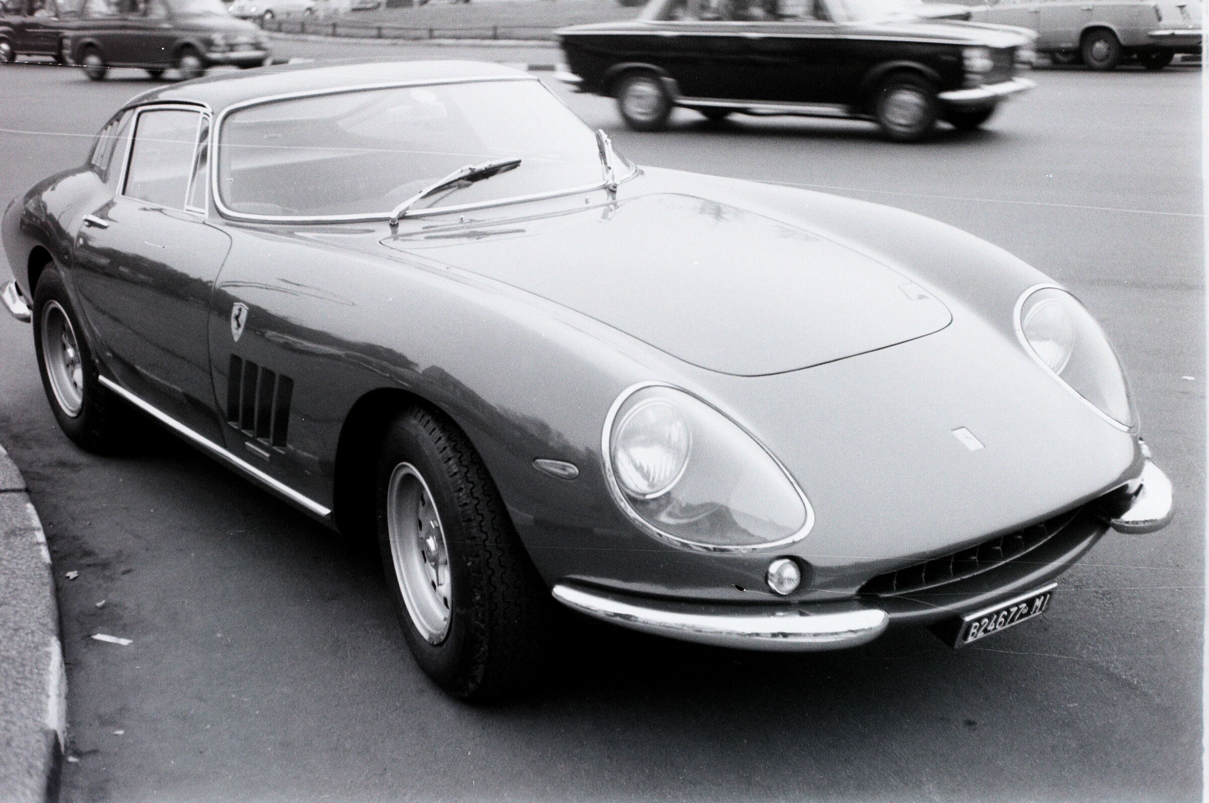 Canonet fotografa Ferrari  275 GTB  - Milano 1966
