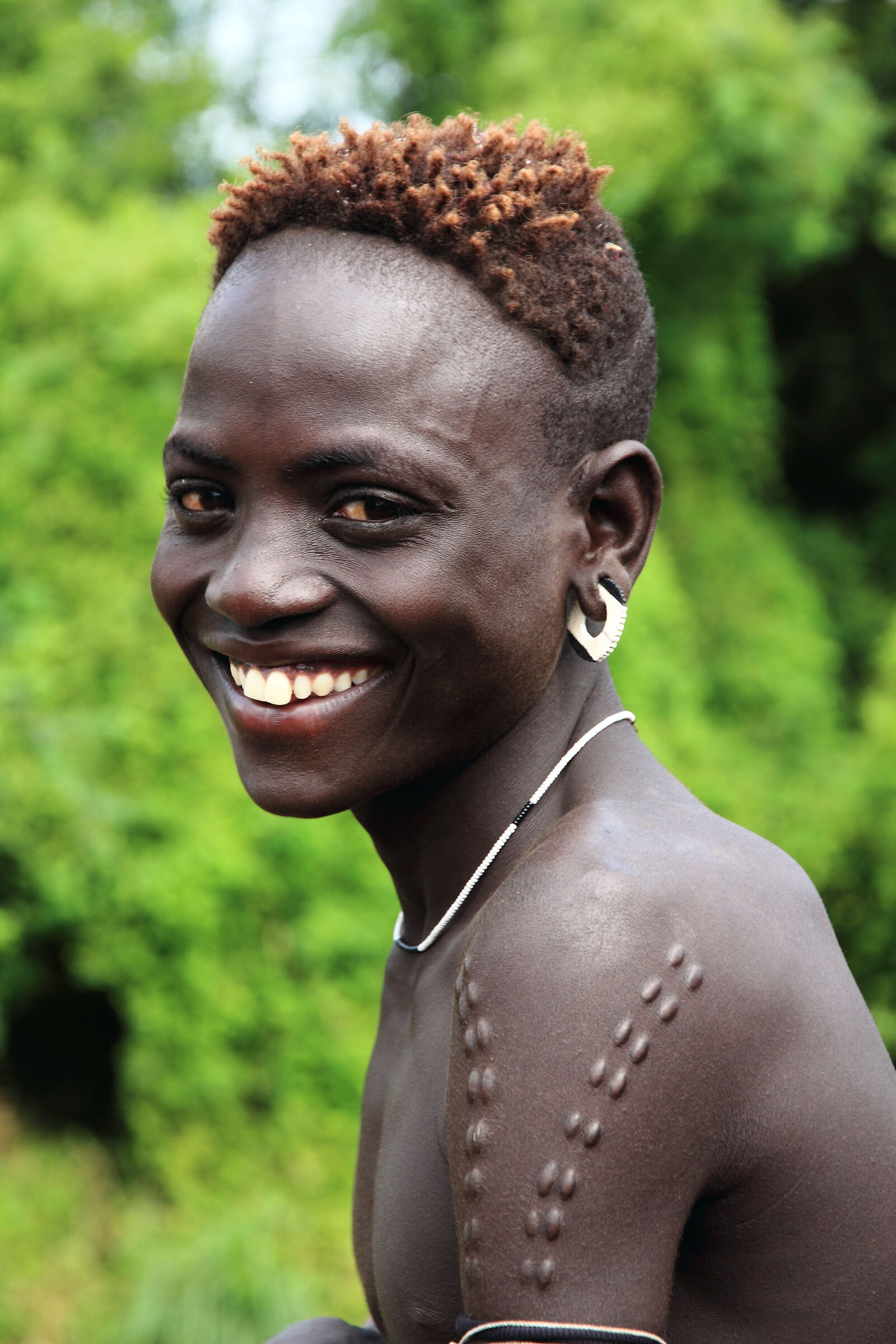 giovane Mursi con scarificazioni, Mago NP - Etiopia
