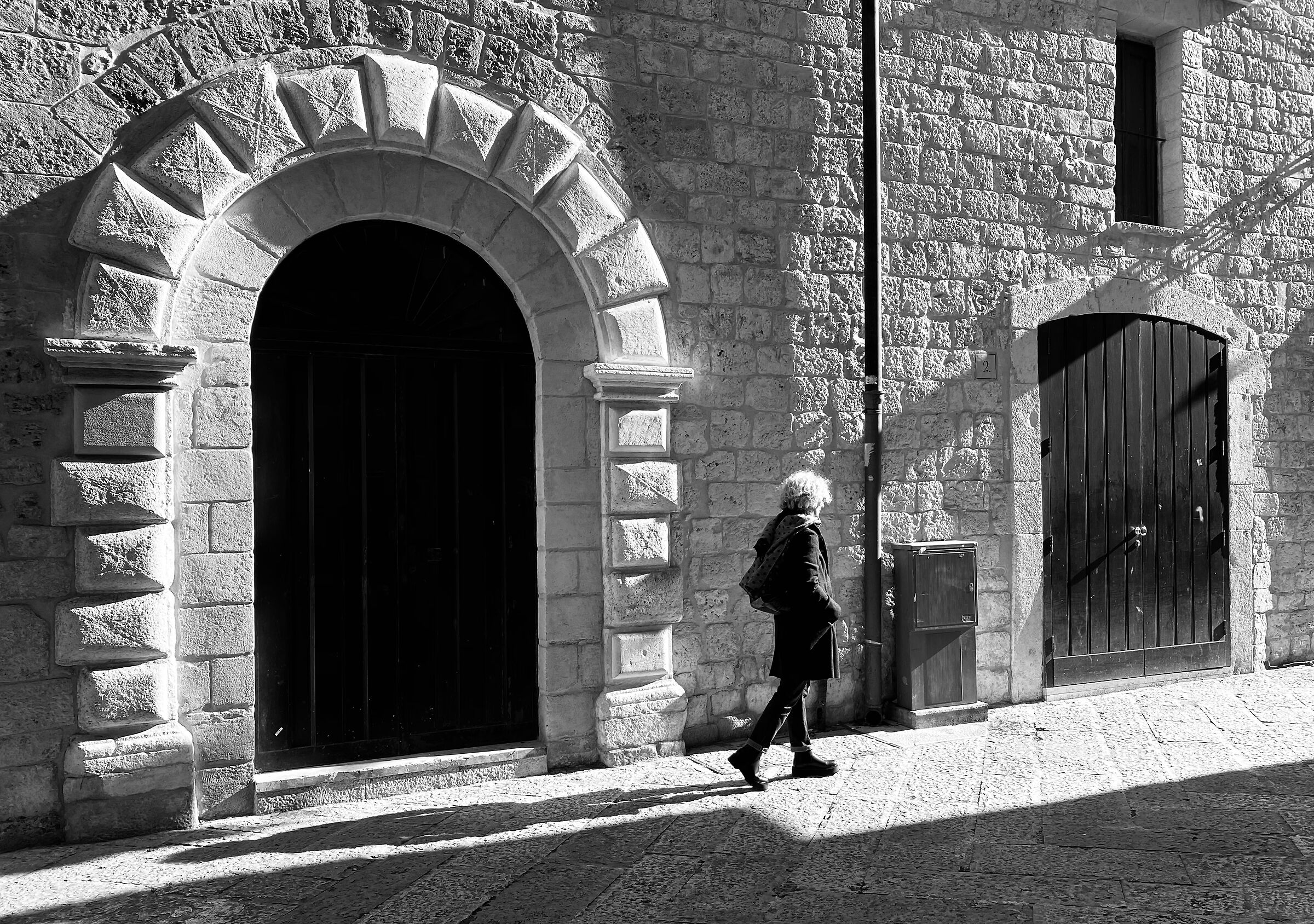 Portale bugnato con viandante