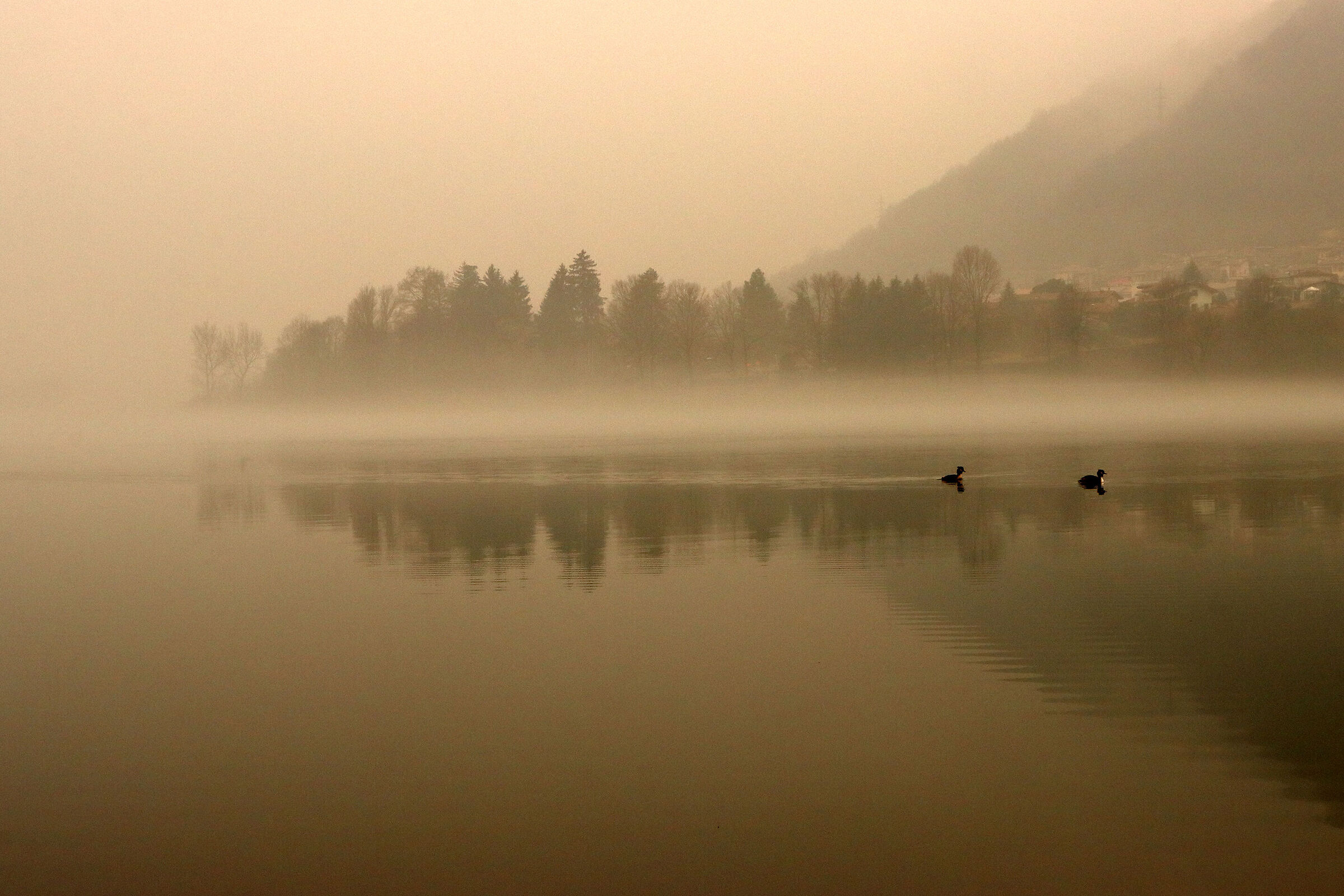 lago di Endine tra le nebbie