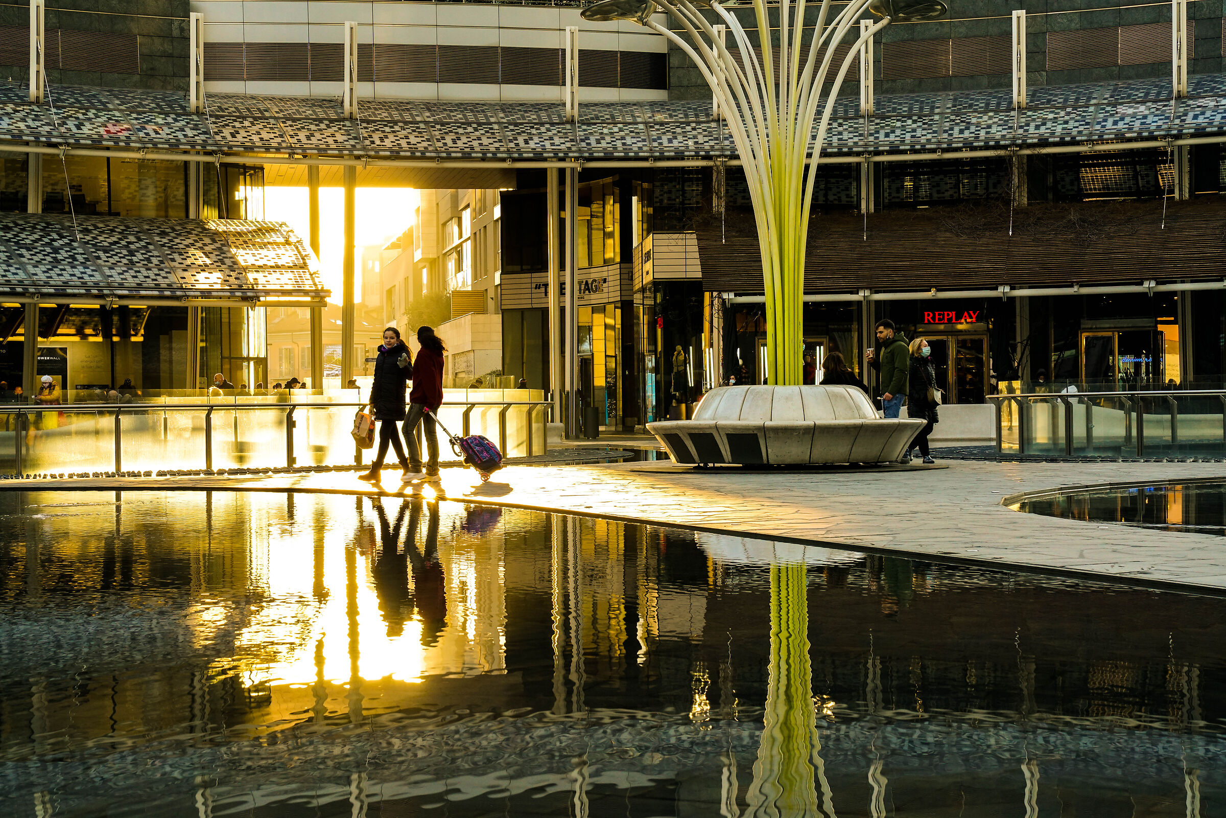 De ragazze a piazza Gae Aulenti