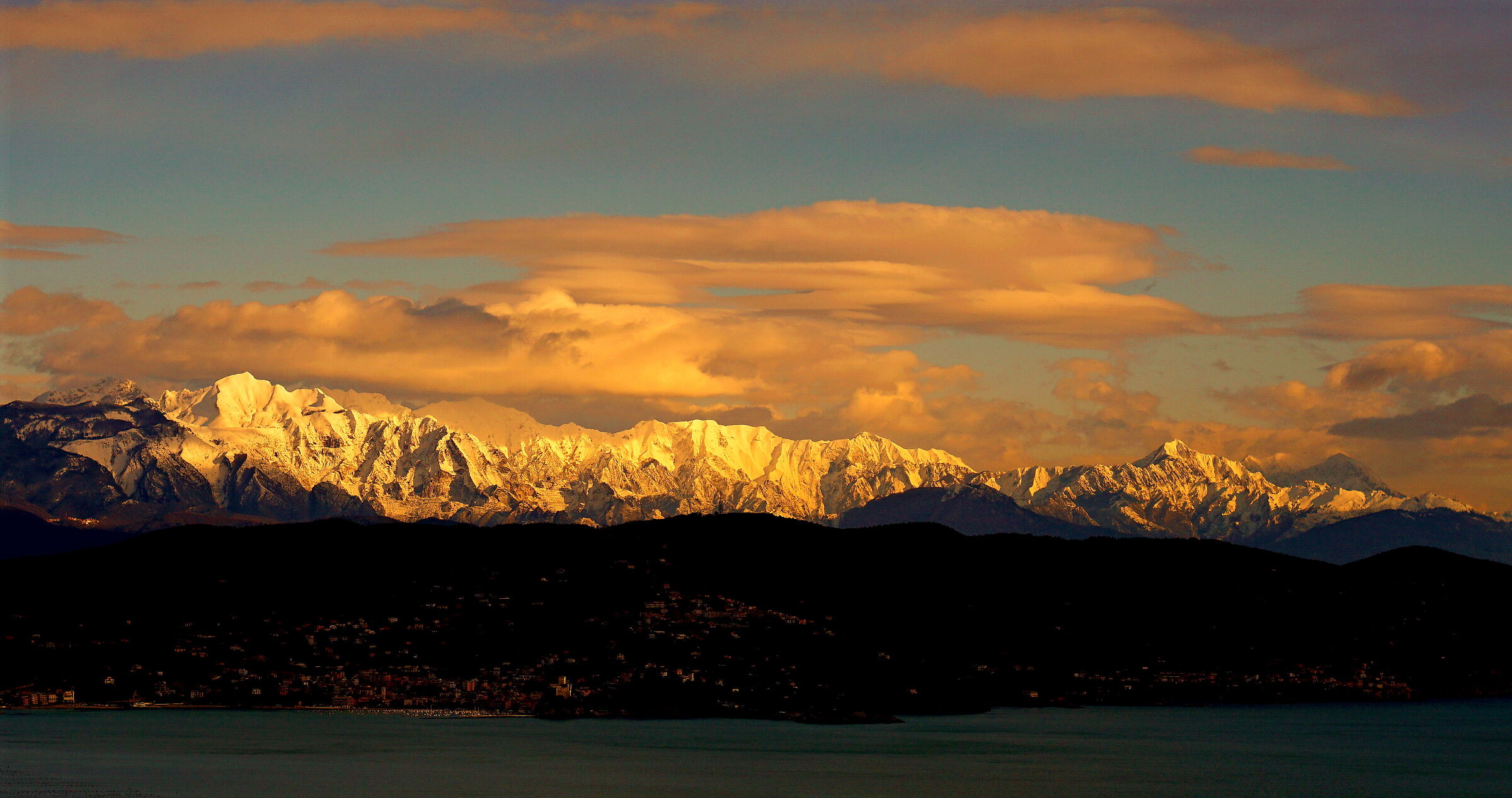 Last rays on the Apuans