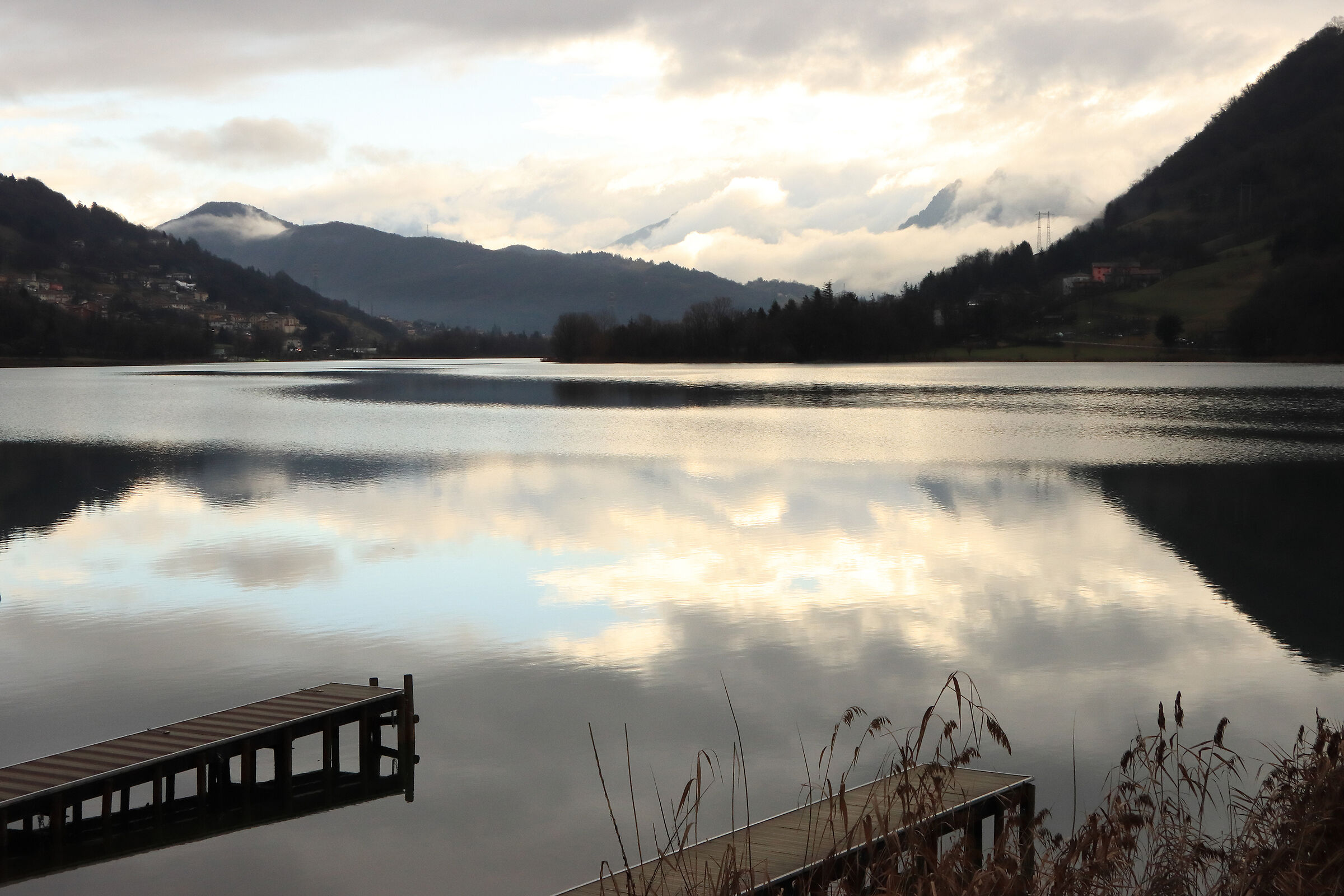 grigia atmosfera lacustre