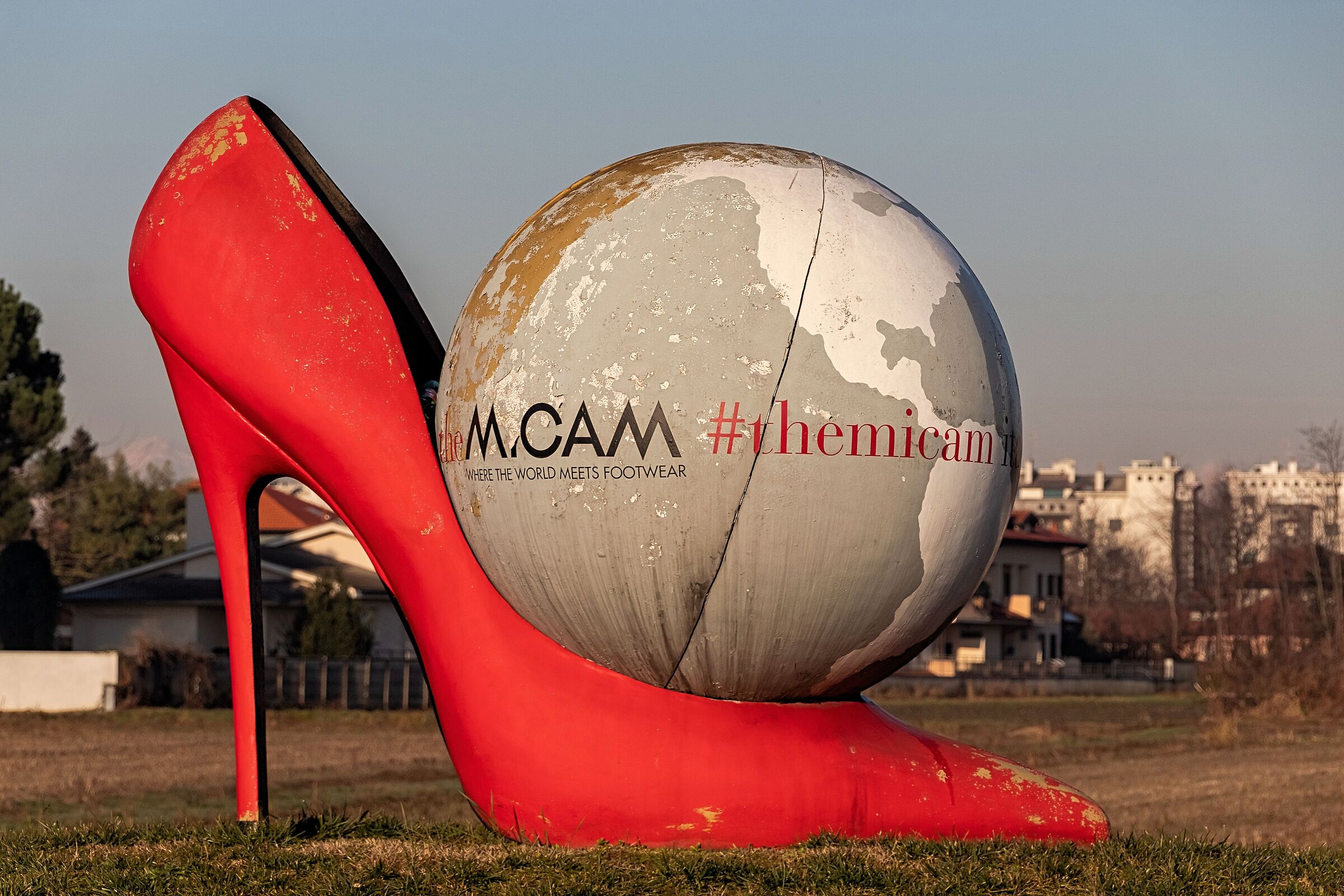 shoe kicks a ball on round 12/01/2020