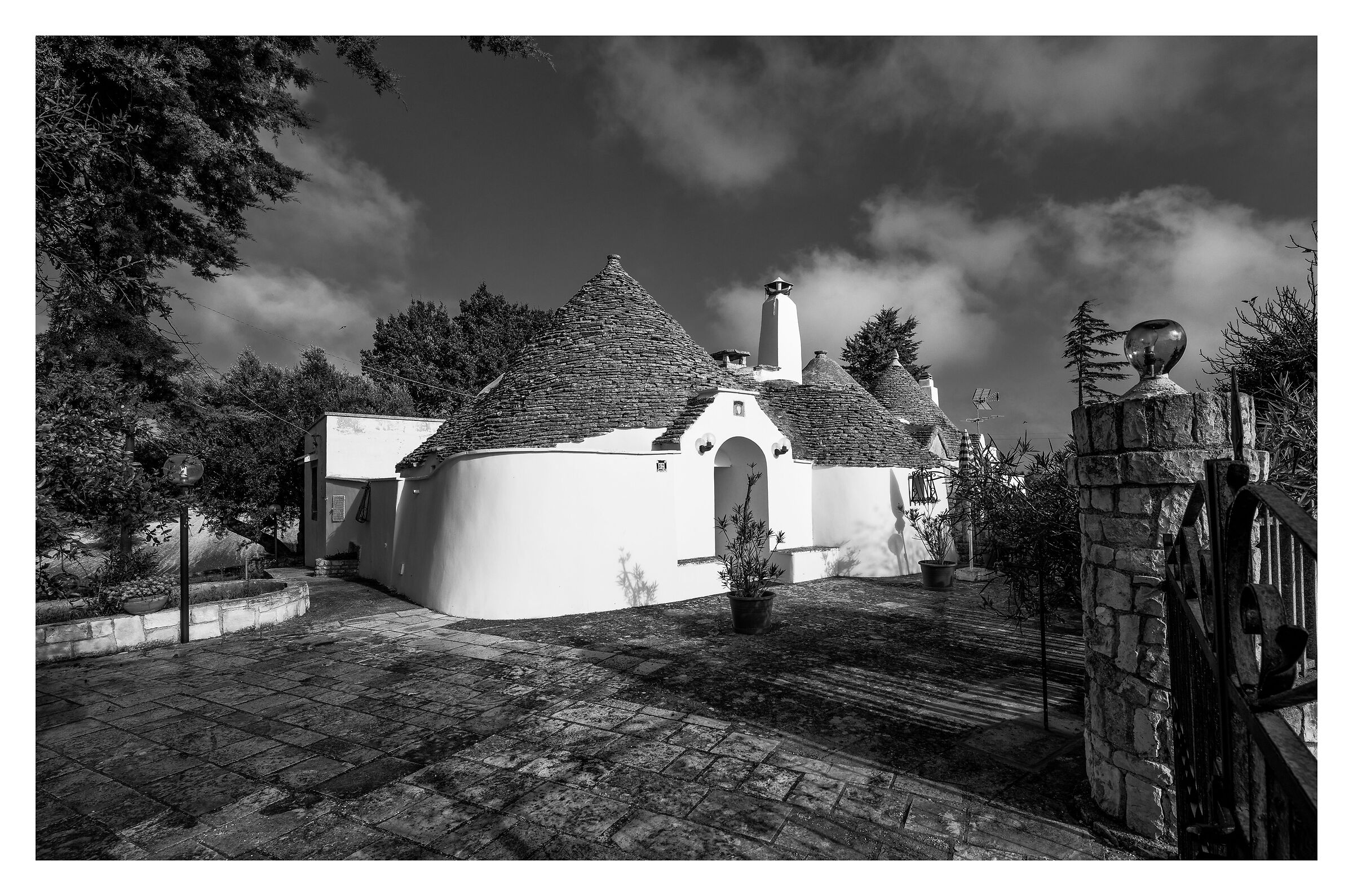 Puglia-Moderno trullo in Val d'Itria