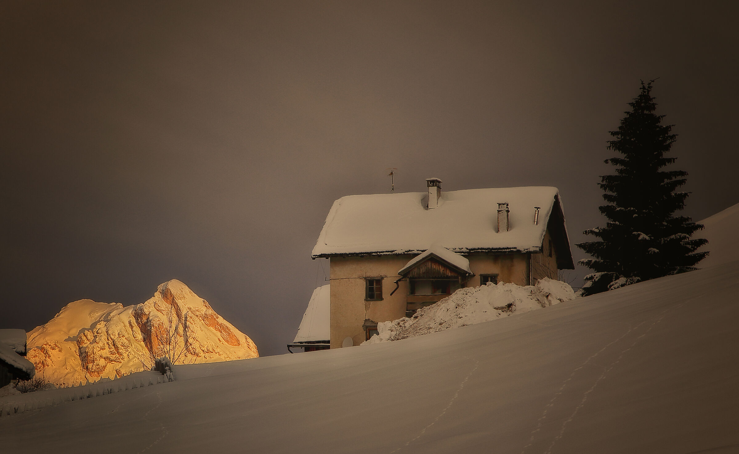 Sunrise over the Sass de Putia