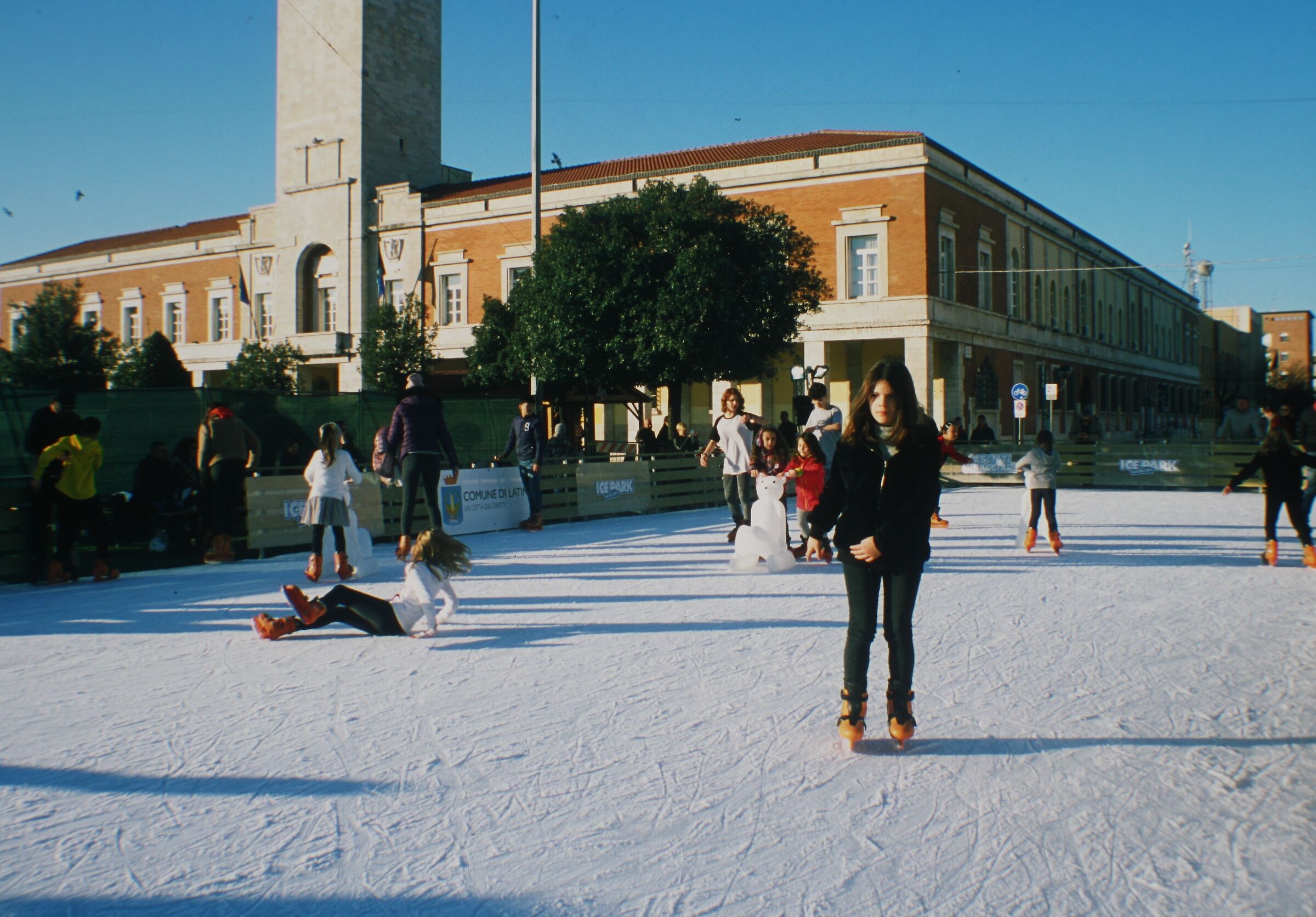 C'è chi pattina e c'è chi cade....