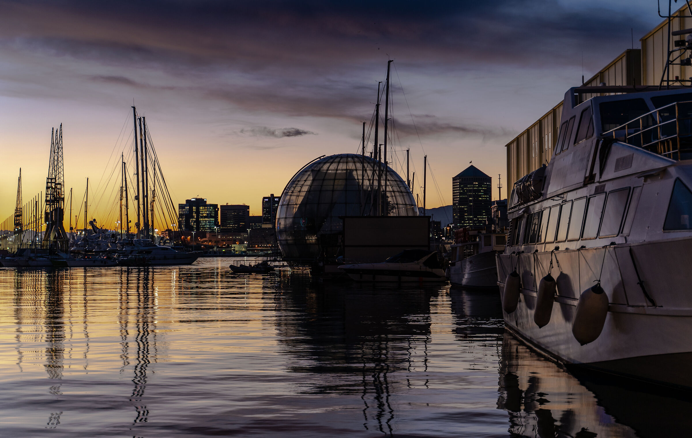 Tramonto sul porto antico di Genova