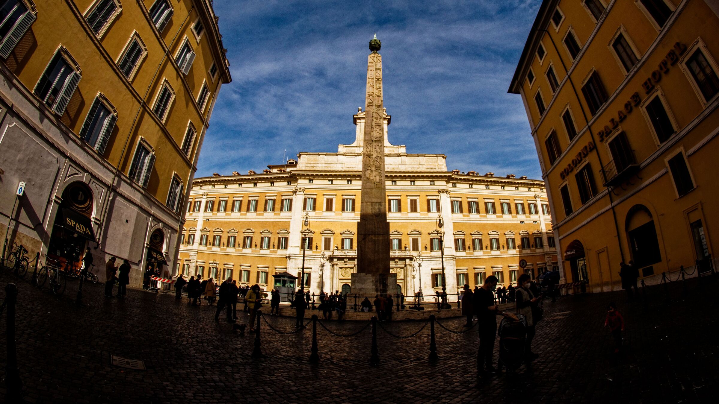 Piazza di Monte Citorio besieged by journalists