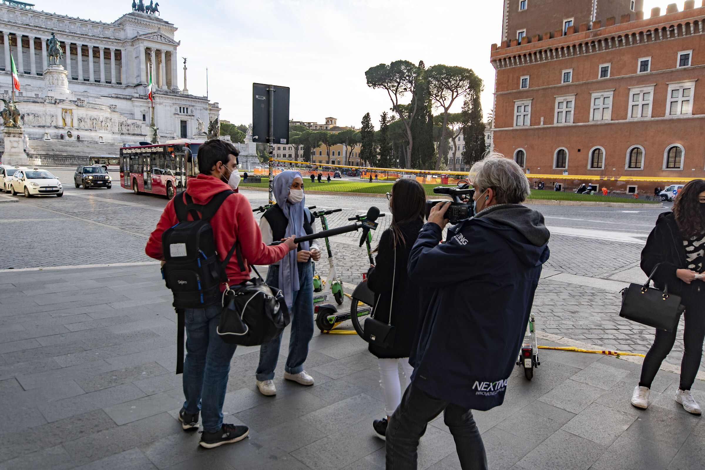 La troupe di ognimattina tv8 al lavoro