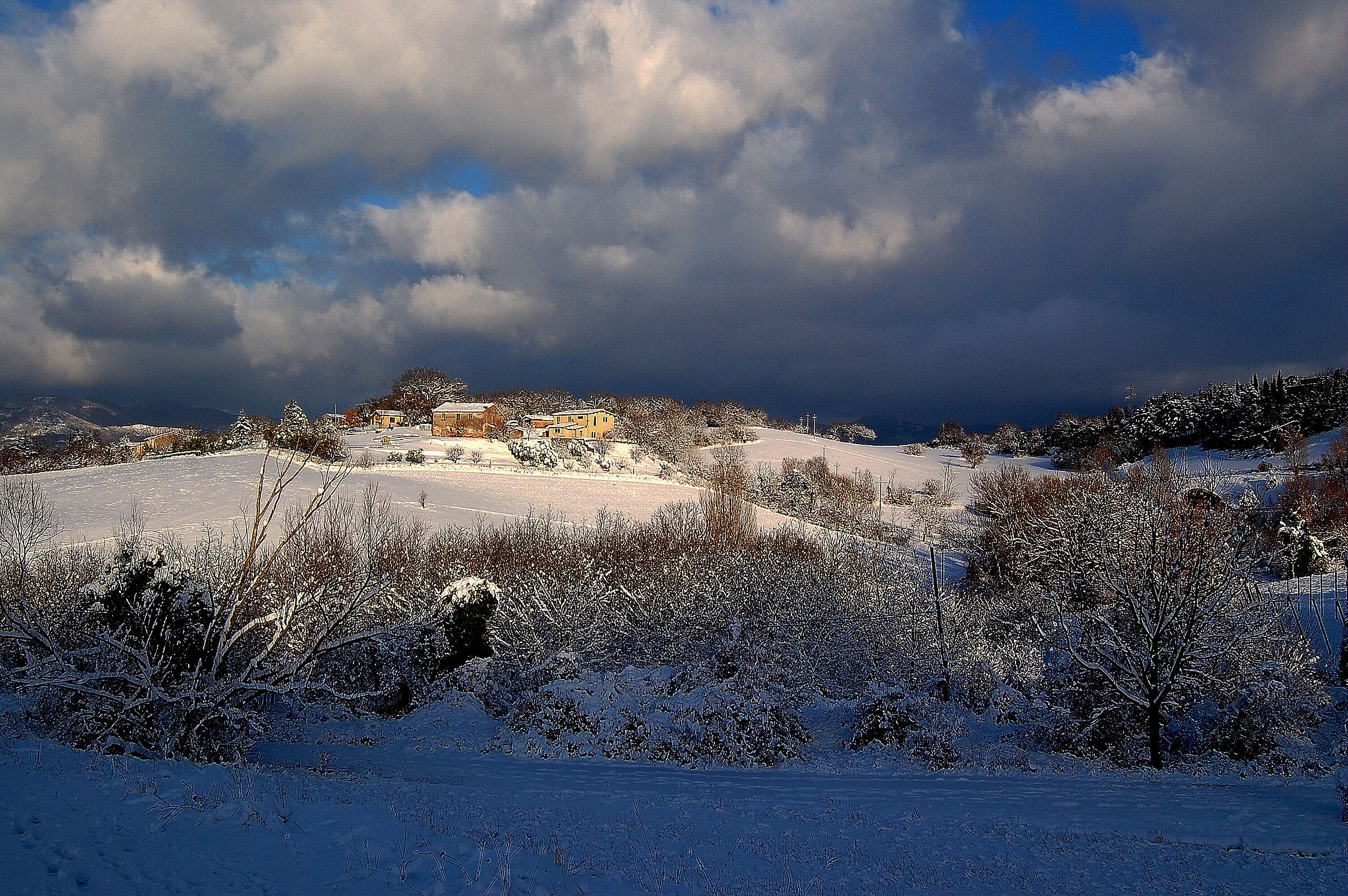 Fabrianese hills: a last ray of sunshine.