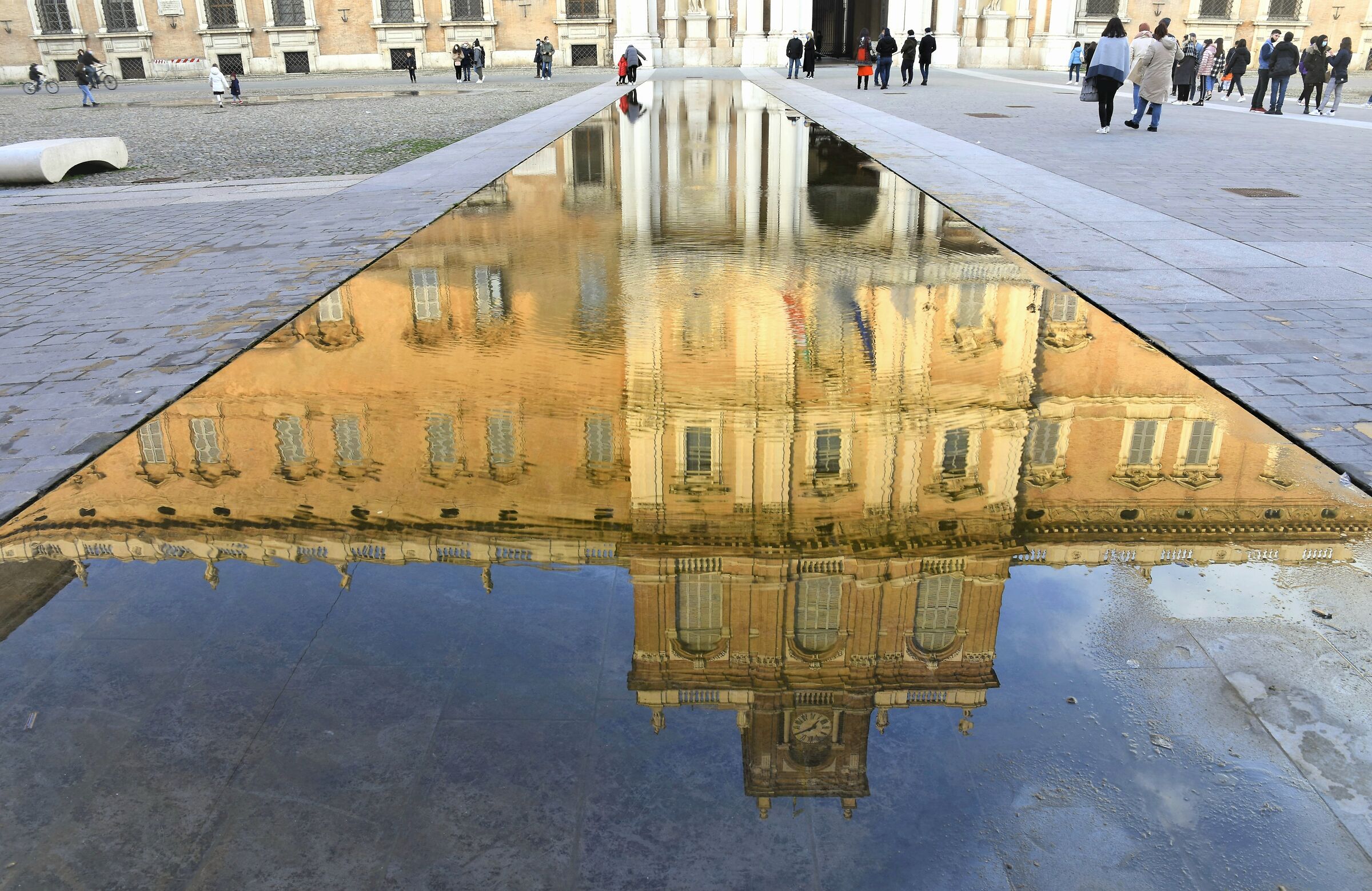 A return to the city for a new reflection.