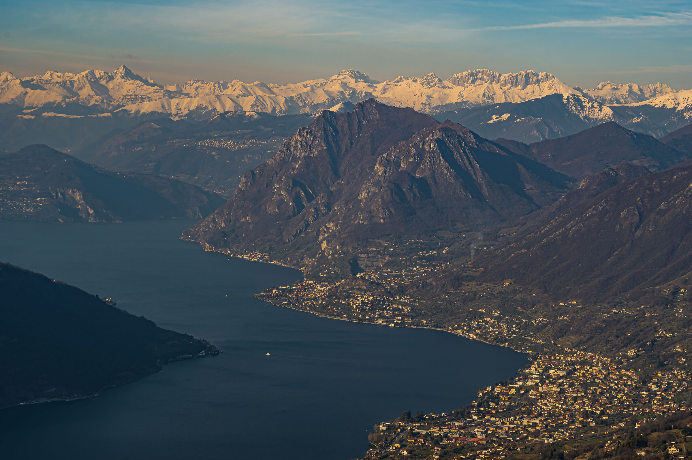 Lago di Iseo con, sullo sfondo, la Val Camonica