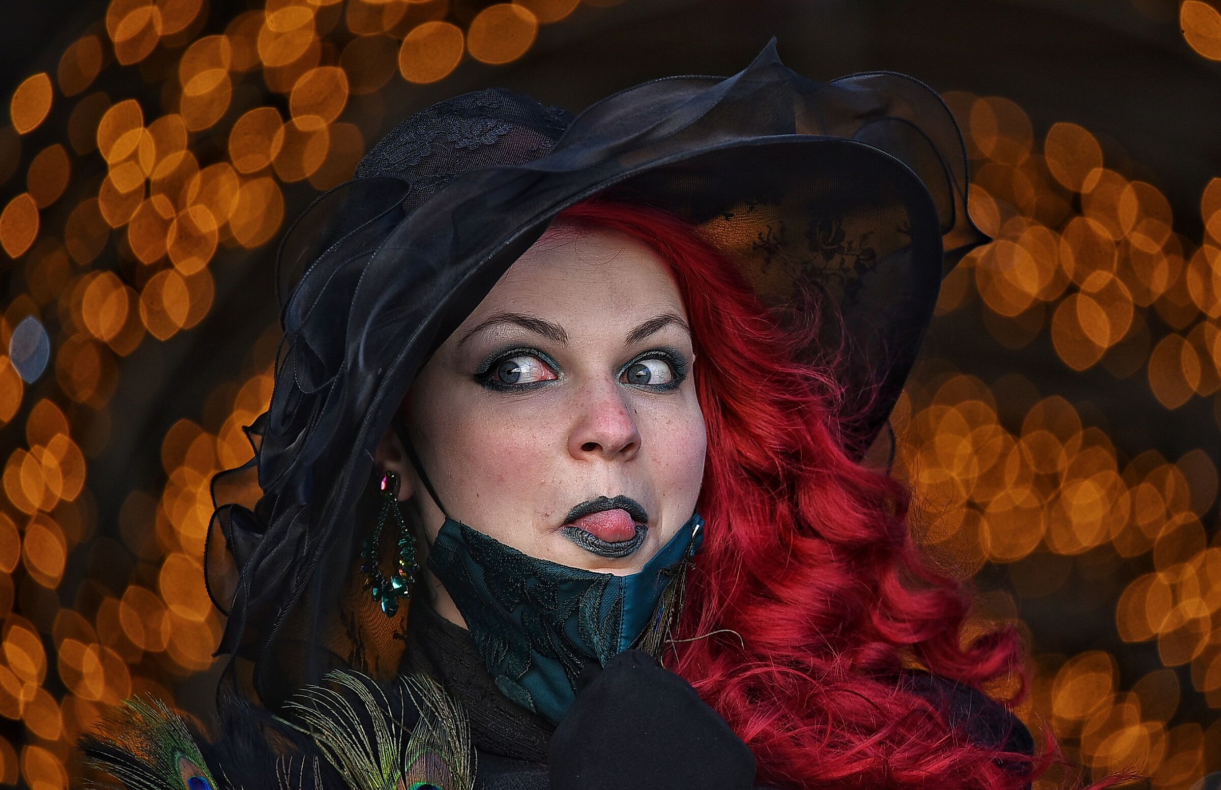 Giu' la mascherina per uno scatto.