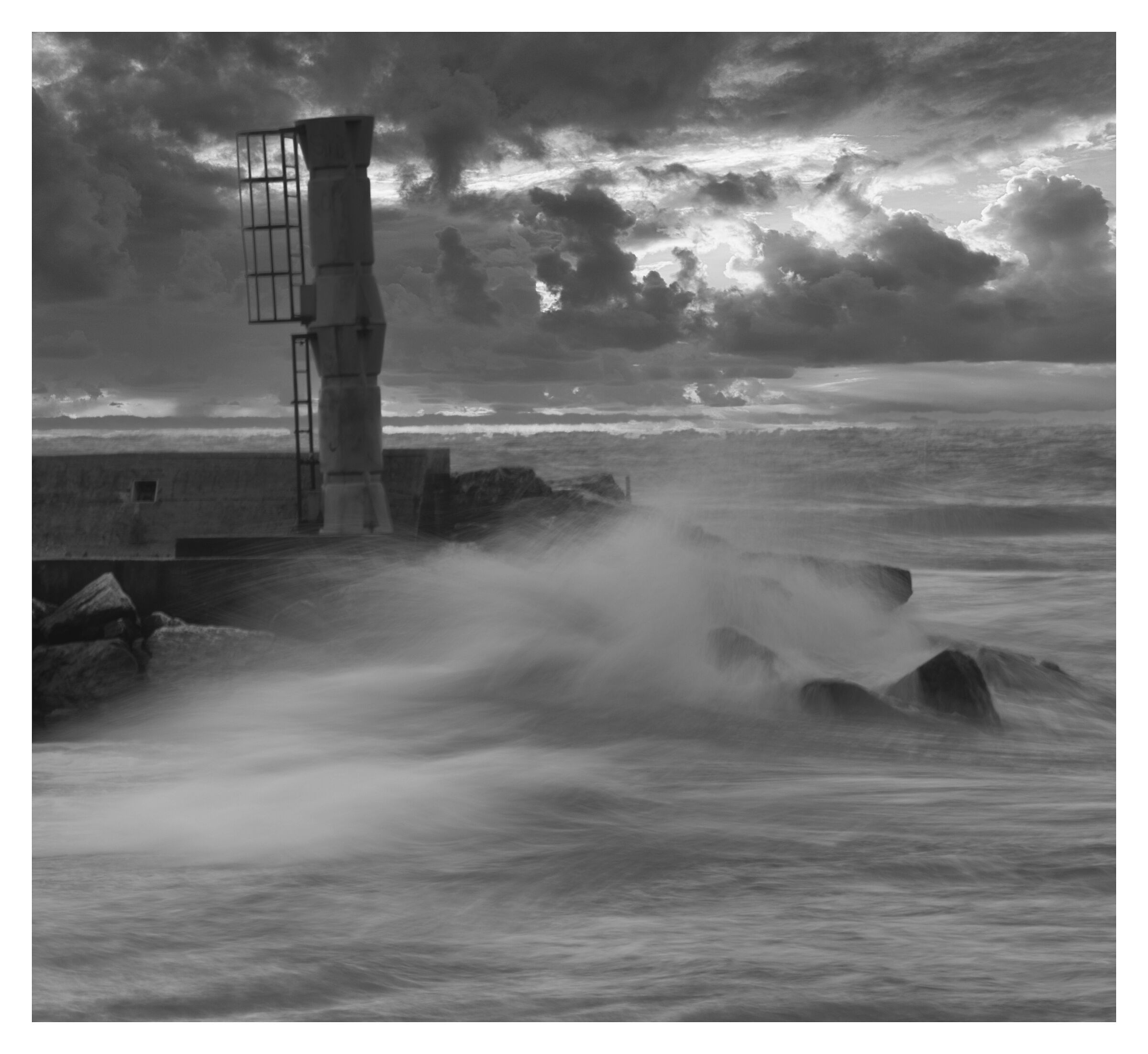 here sighs the water, breathing the wind over the sea