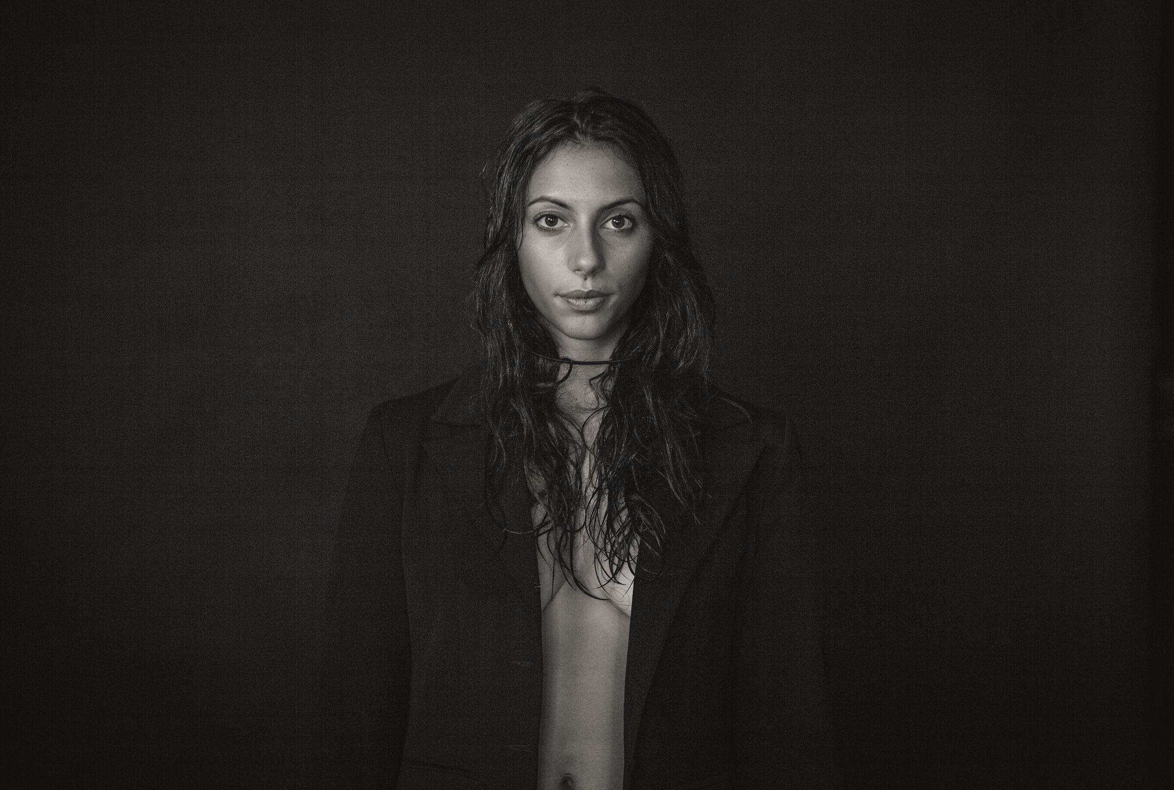 La ragazza del fondale nero