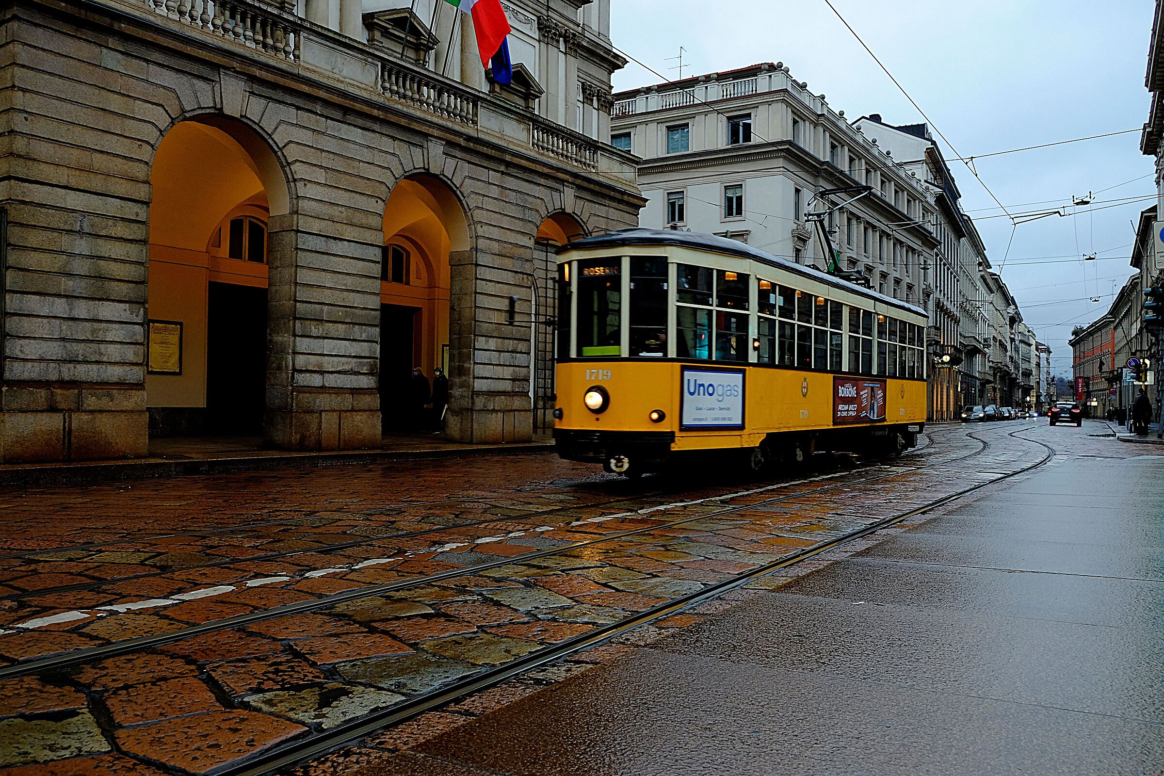 Tram: Piazza della Scala.