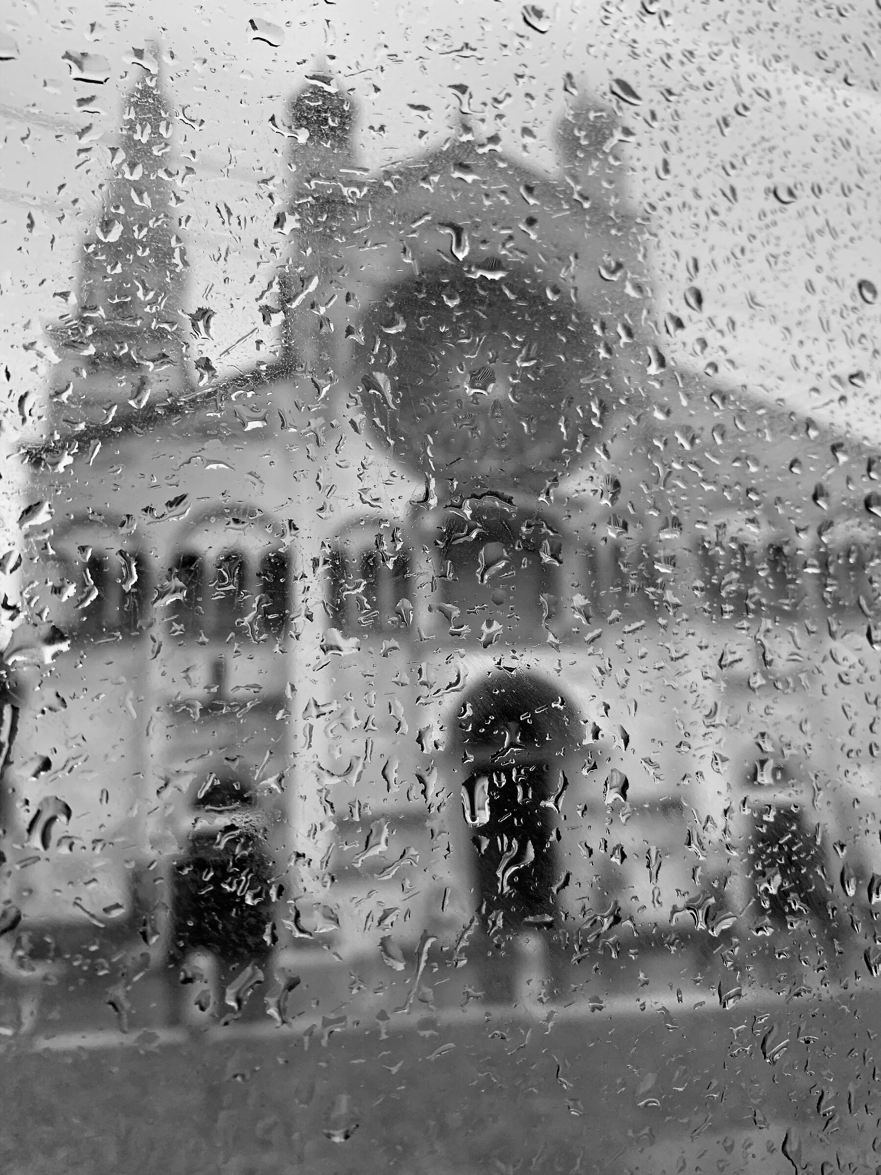 Cattedrale di Modena con pioggia b&w