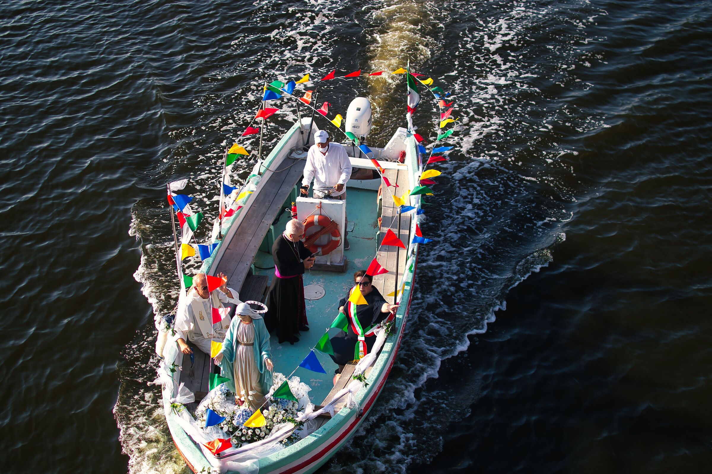 Monsignore con Smartphone