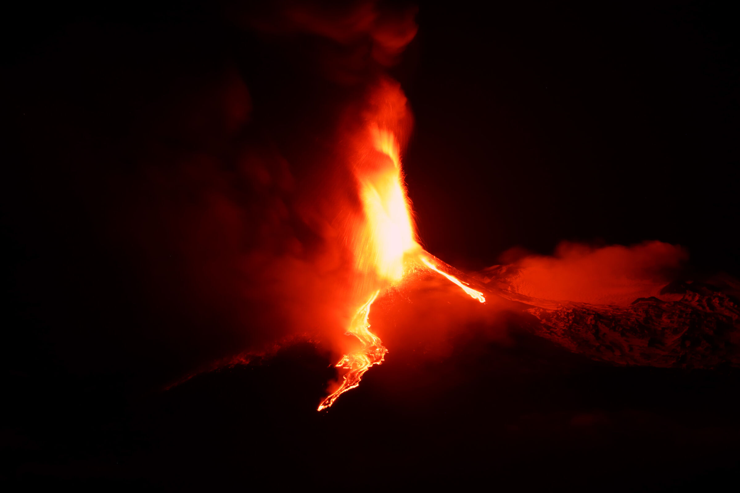 Eruzione dell'Etna del 18-2-2021 ore 1 .