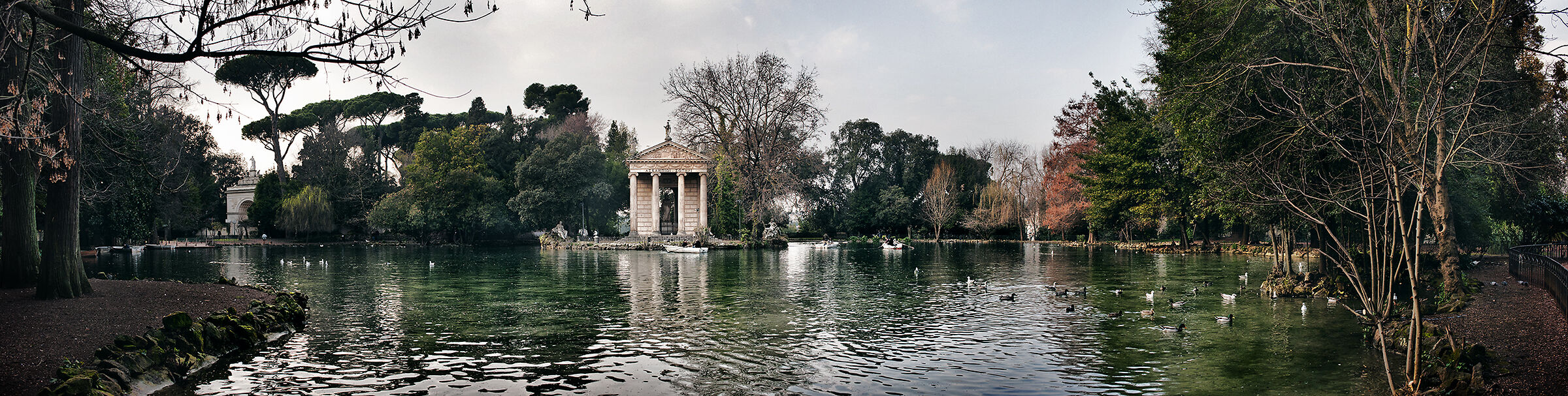 Laghetto di villa Borghese e tempio di Diana Roma