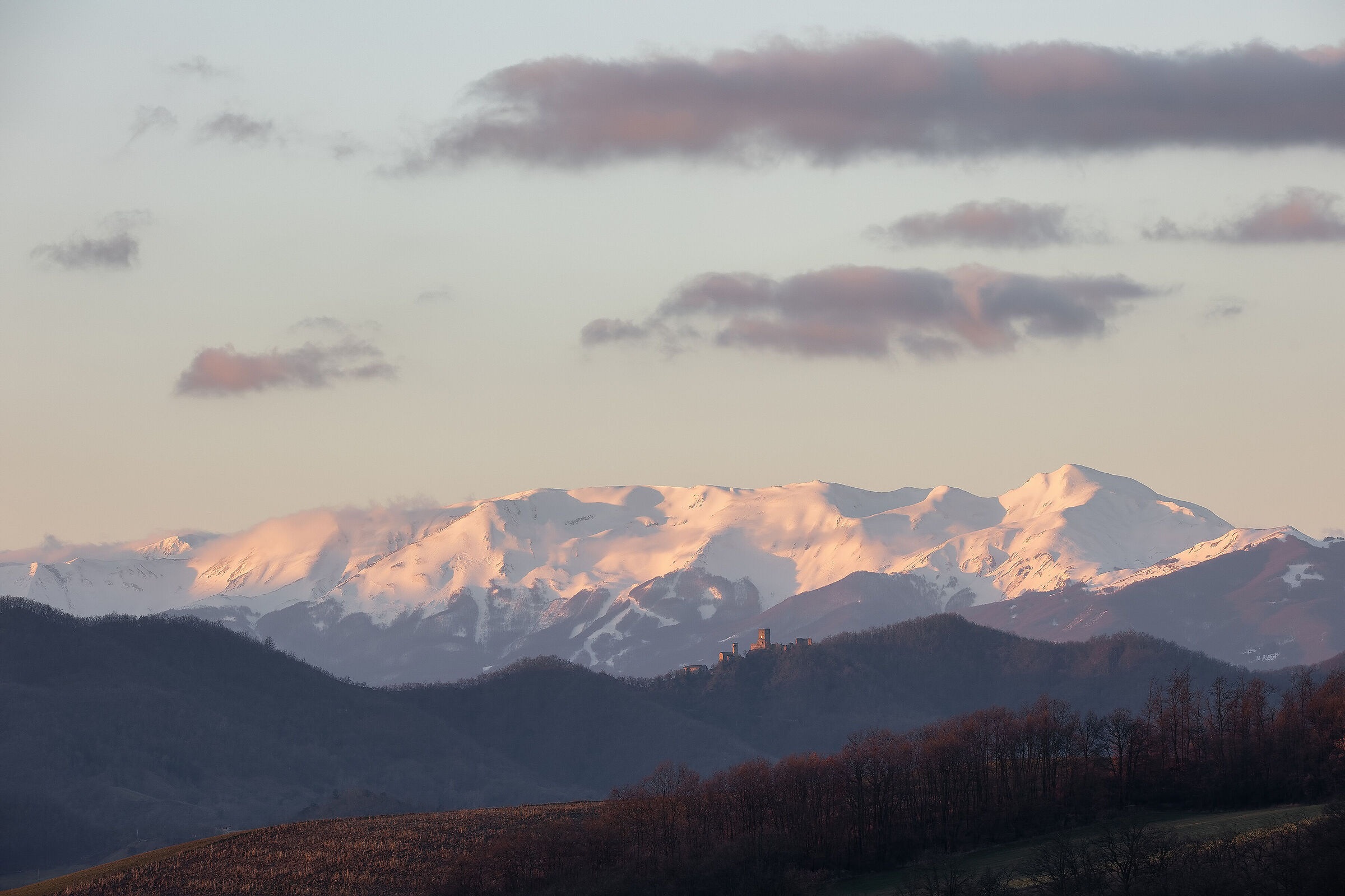 Cusna and Carpineti Castle