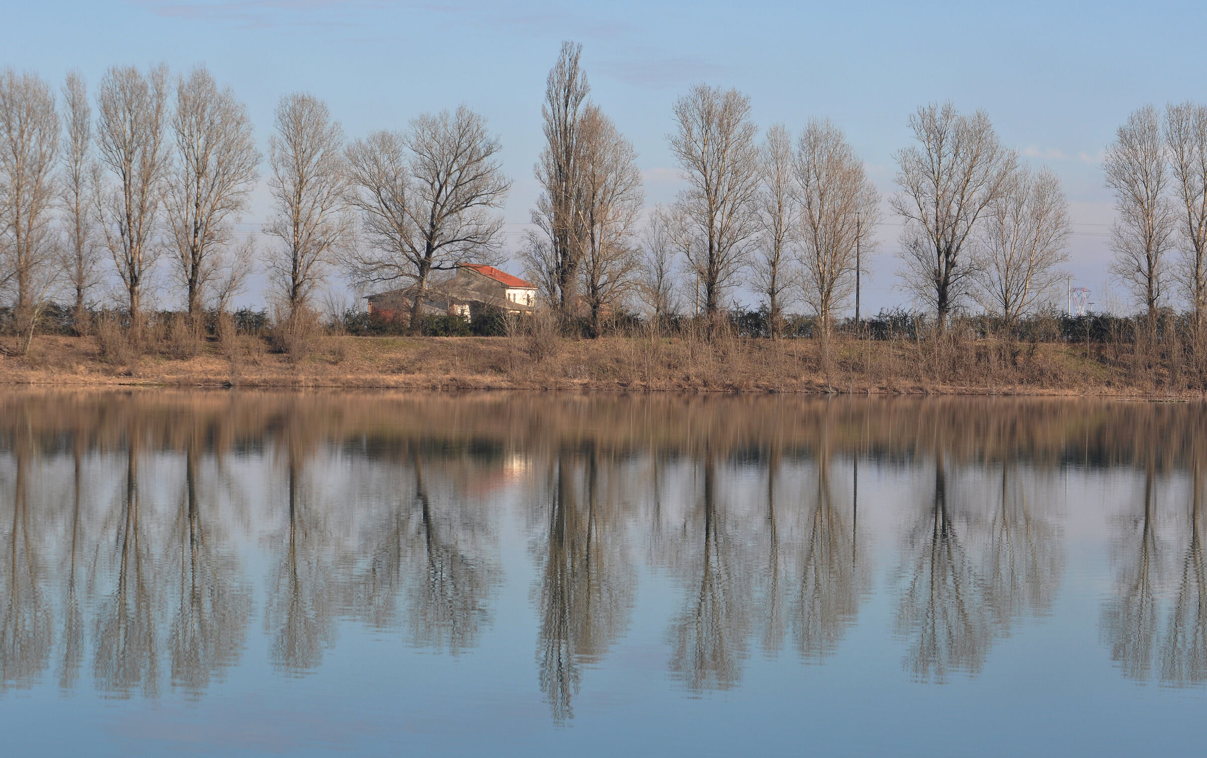 la casa dietro il lago