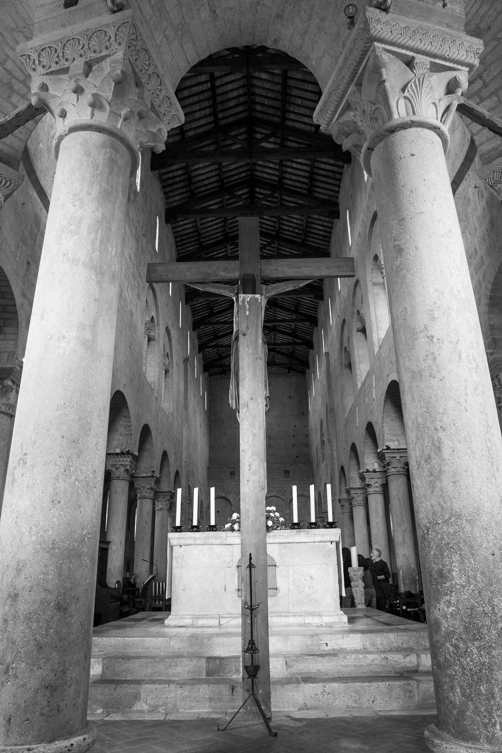 sant'antimo. interno abbazia.