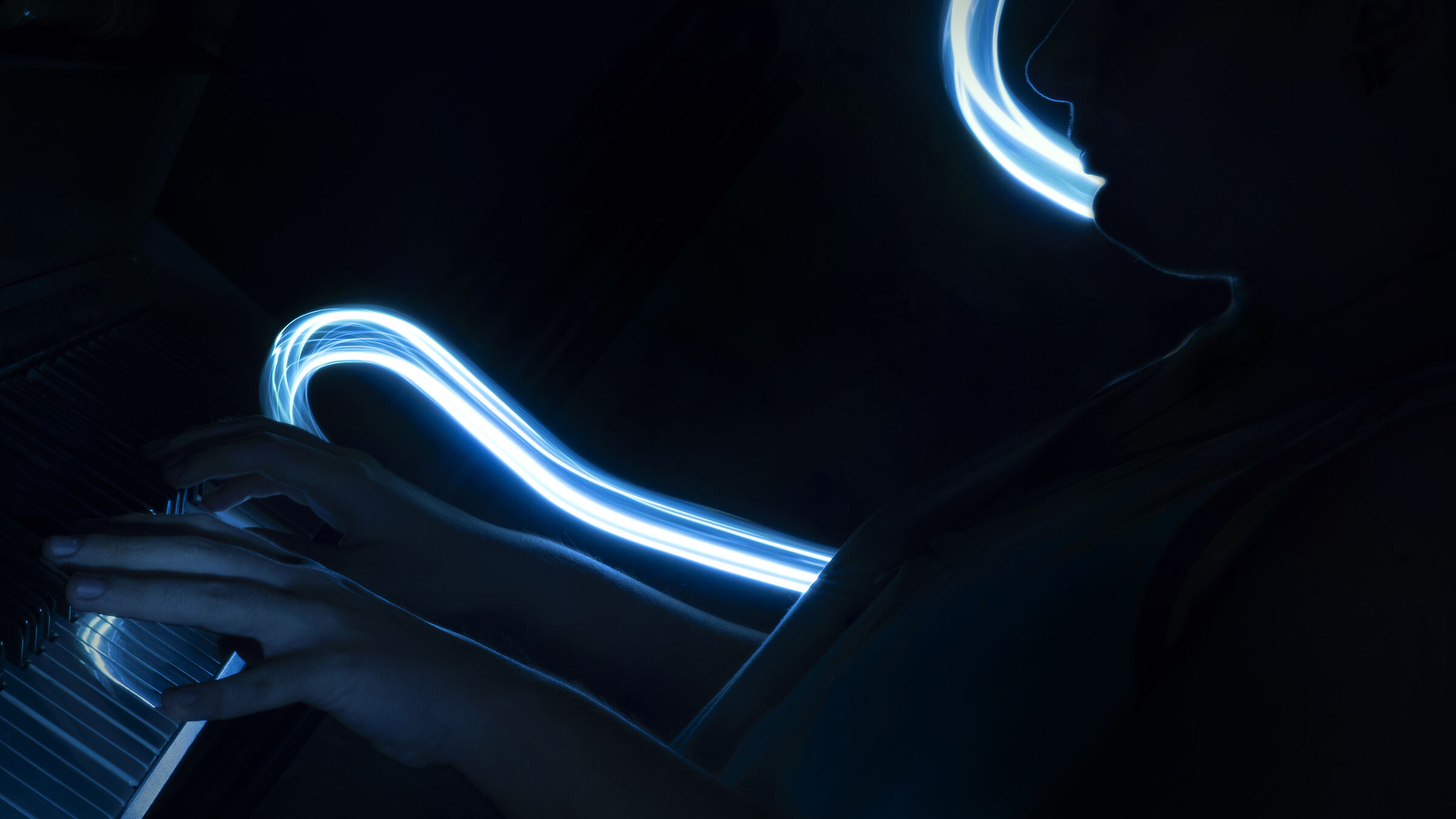 Nel buio della notte, le mani alla velocità della luc...