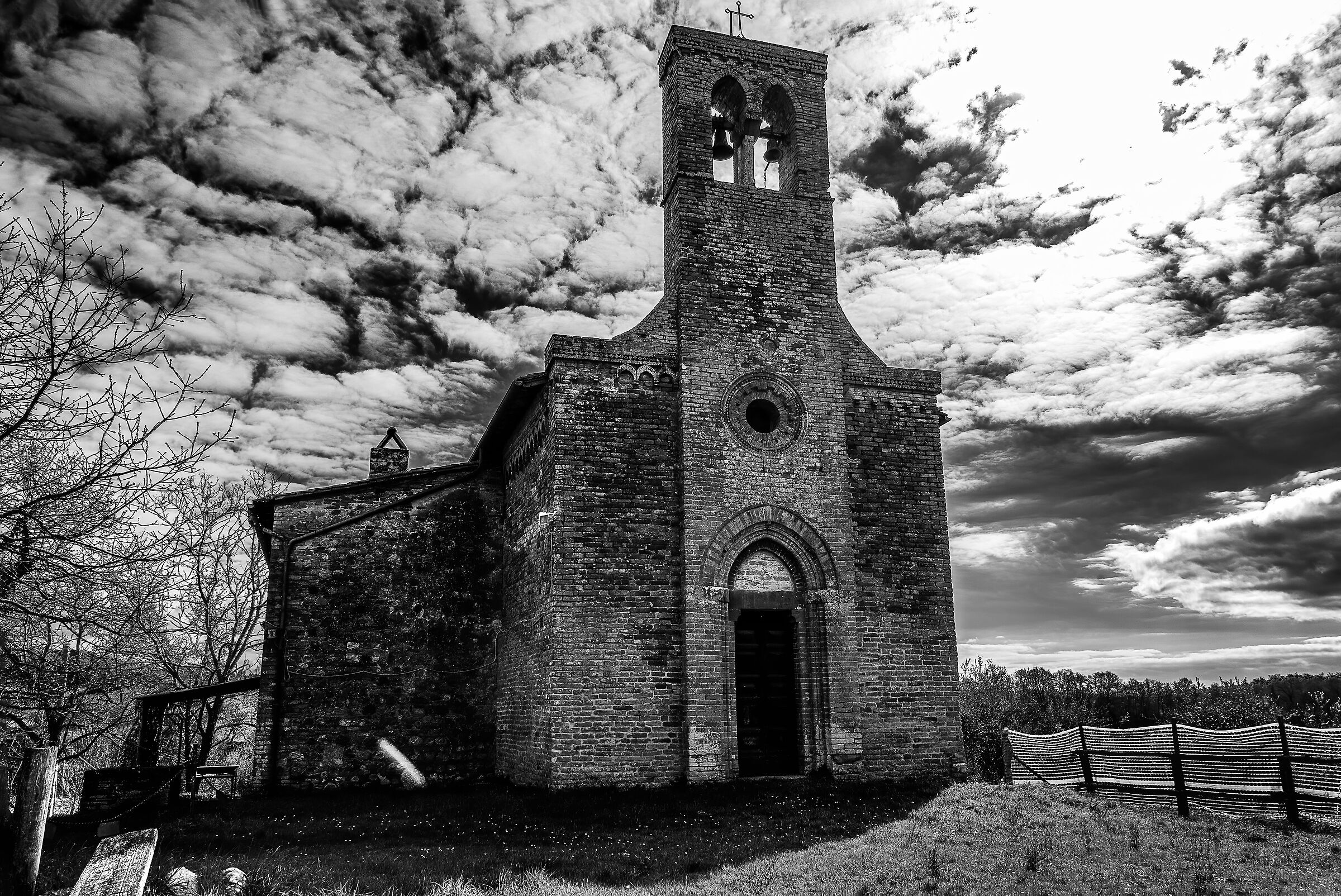 chiesa abbandonata nei pressi di citta' della pieve
