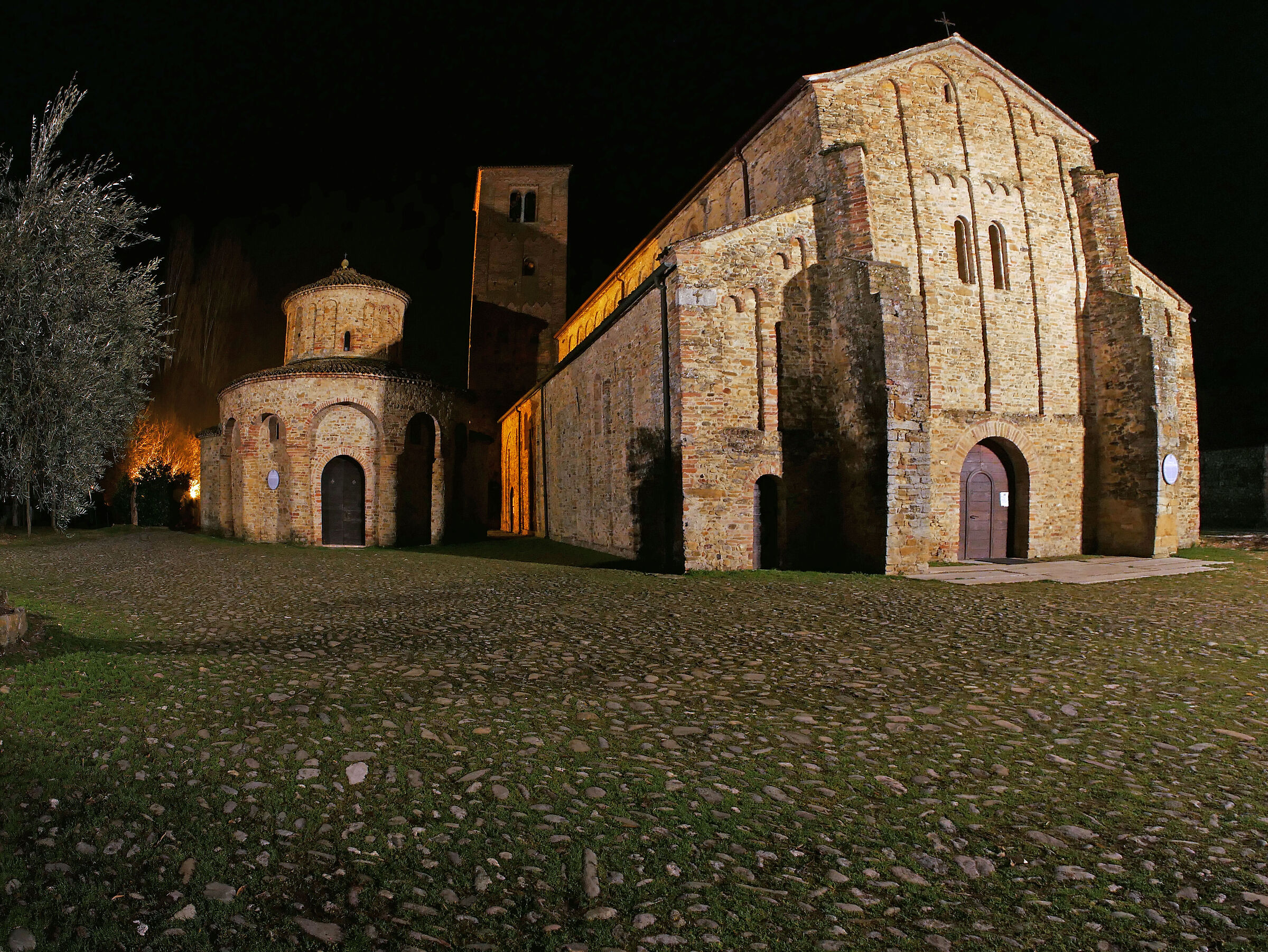 Church of San Giovanni+Battistero-Vigolo Marchese (Pc)