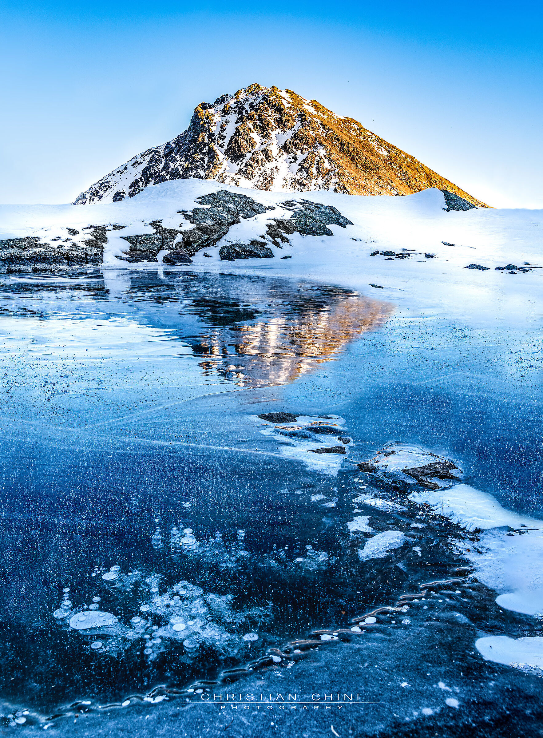Montagne e bolle nel ghiaccio