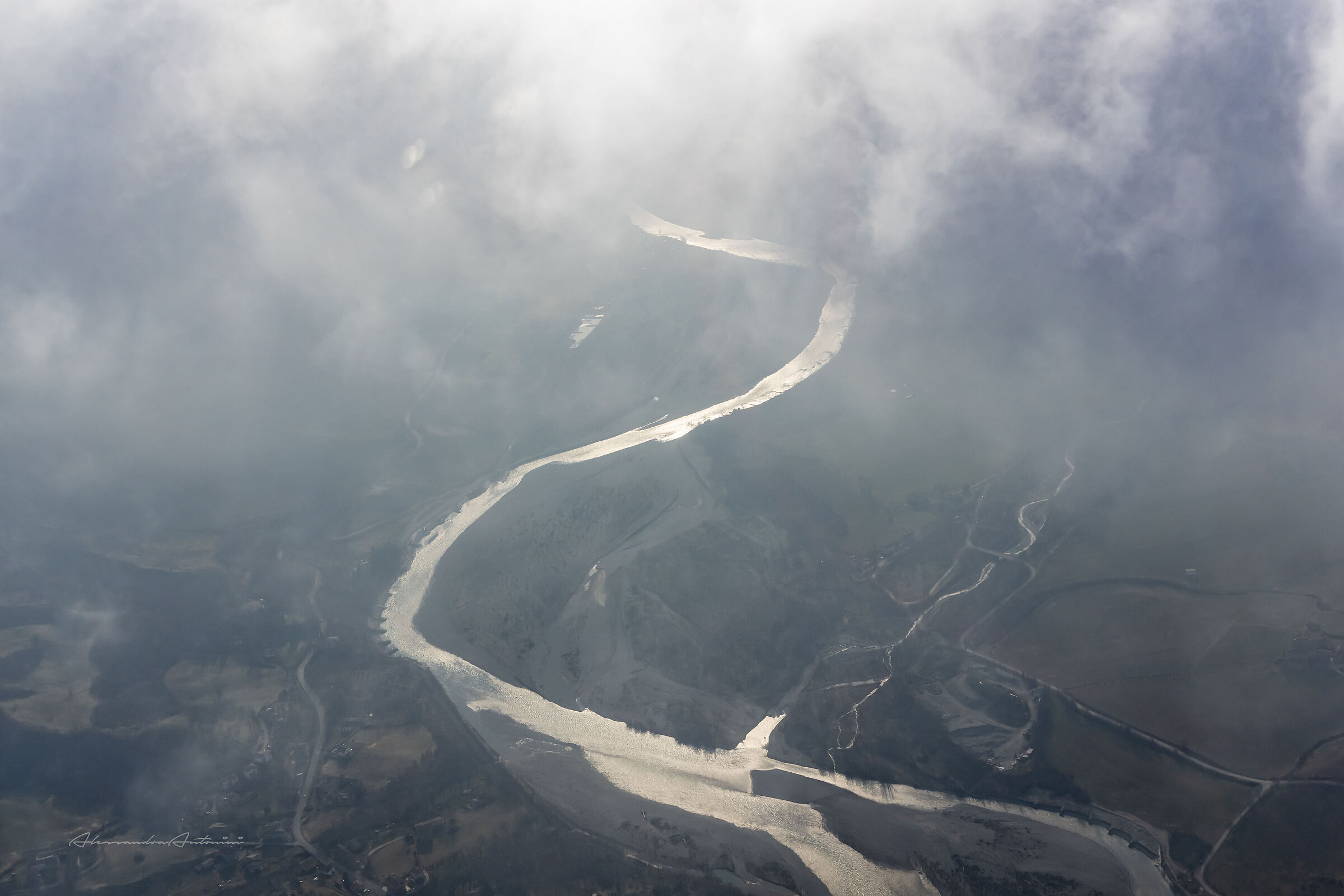 Volando sul Po nella nebbia
