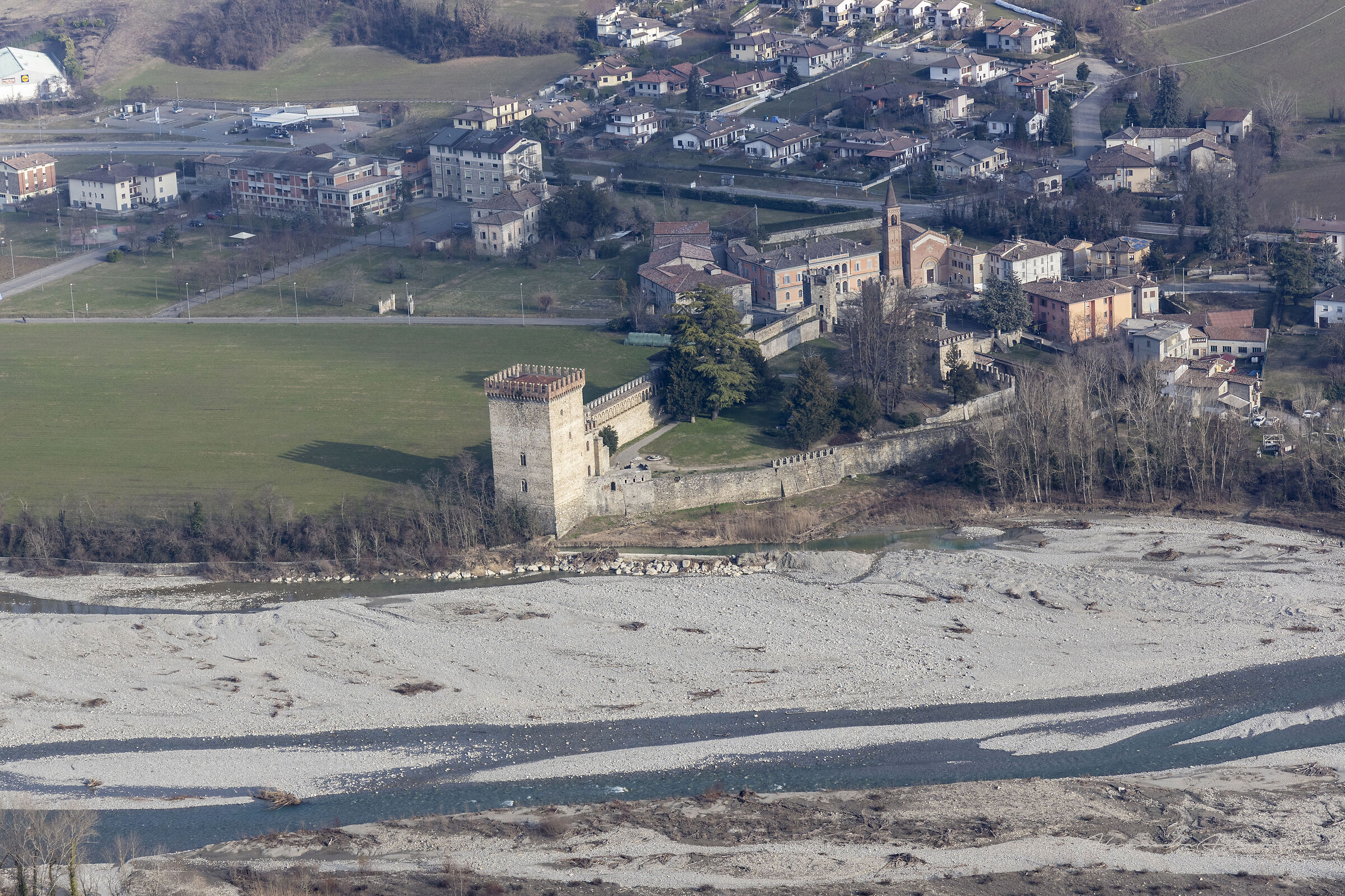 Volando sul castello di Riva sul torrente Nura