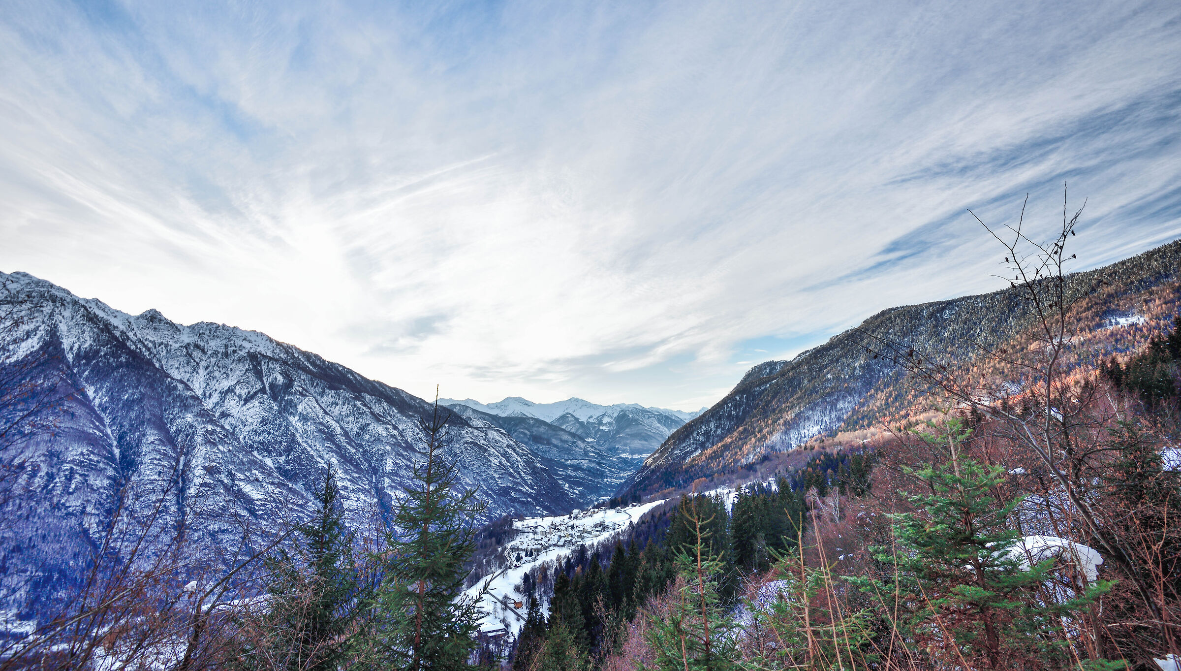 uno sguardo verso valle, al centro della foto Foppiano