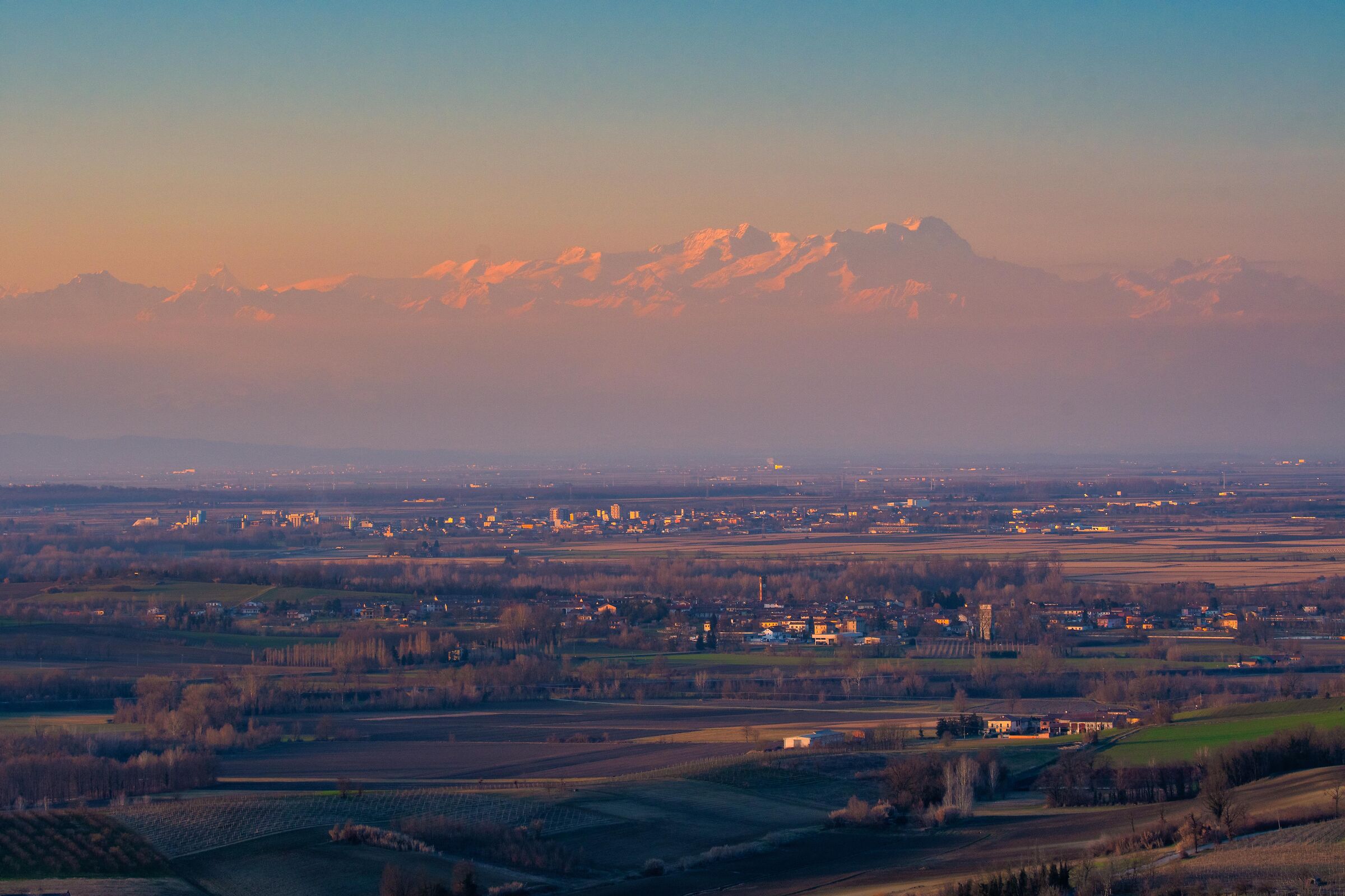 Vista dalle langhe verso il Vercellese