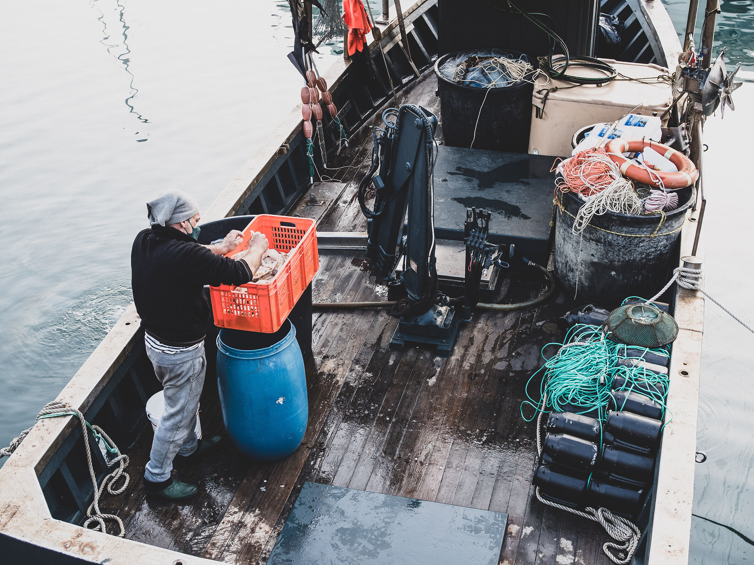 Un pescatore sulla barca