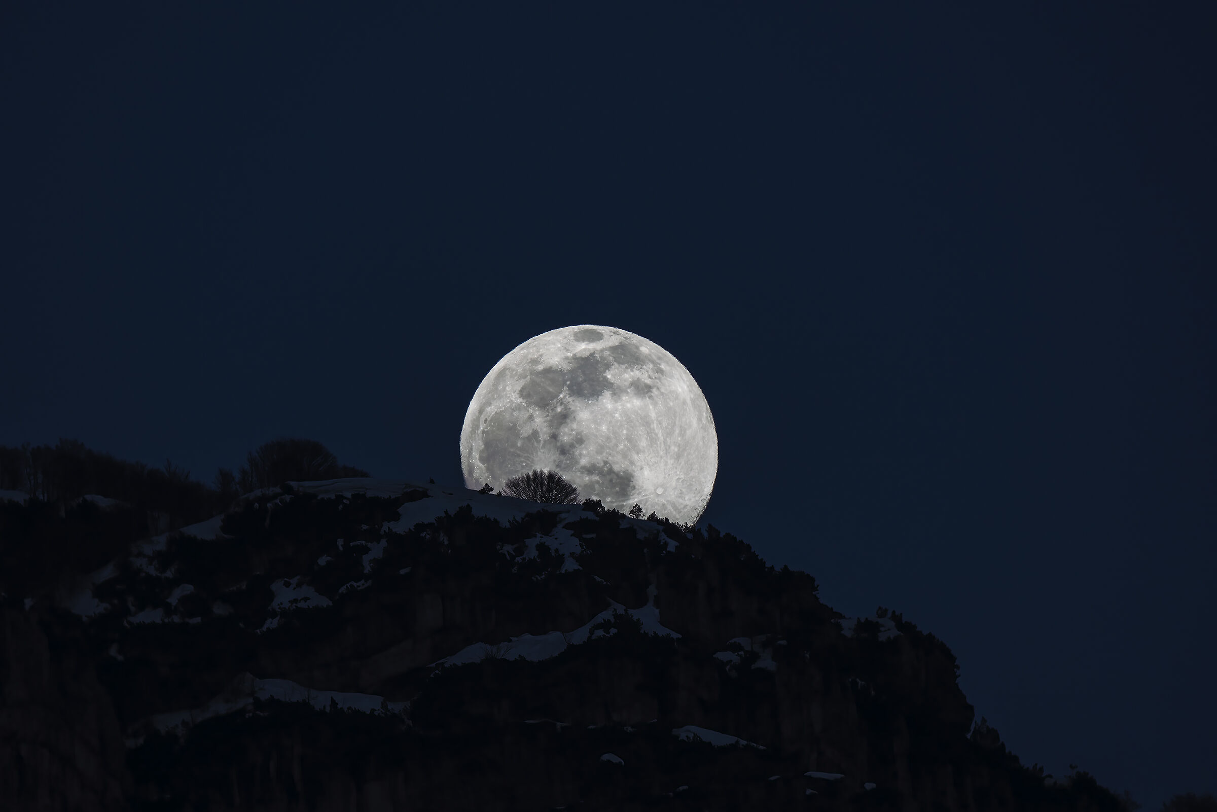 Sorge la luna dal monte